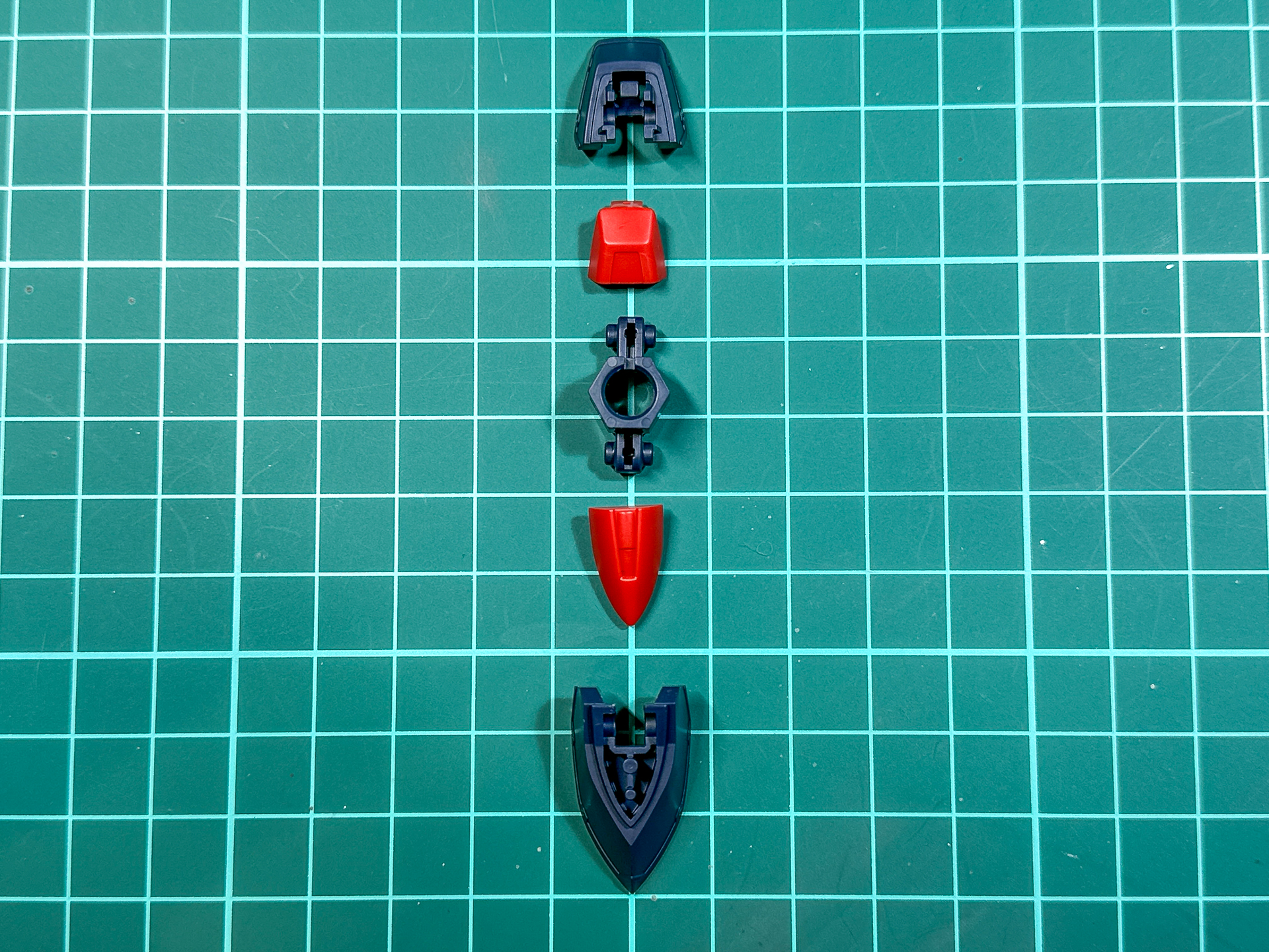 組み立て前の足部パーツ。全5パーツにて構成されています。