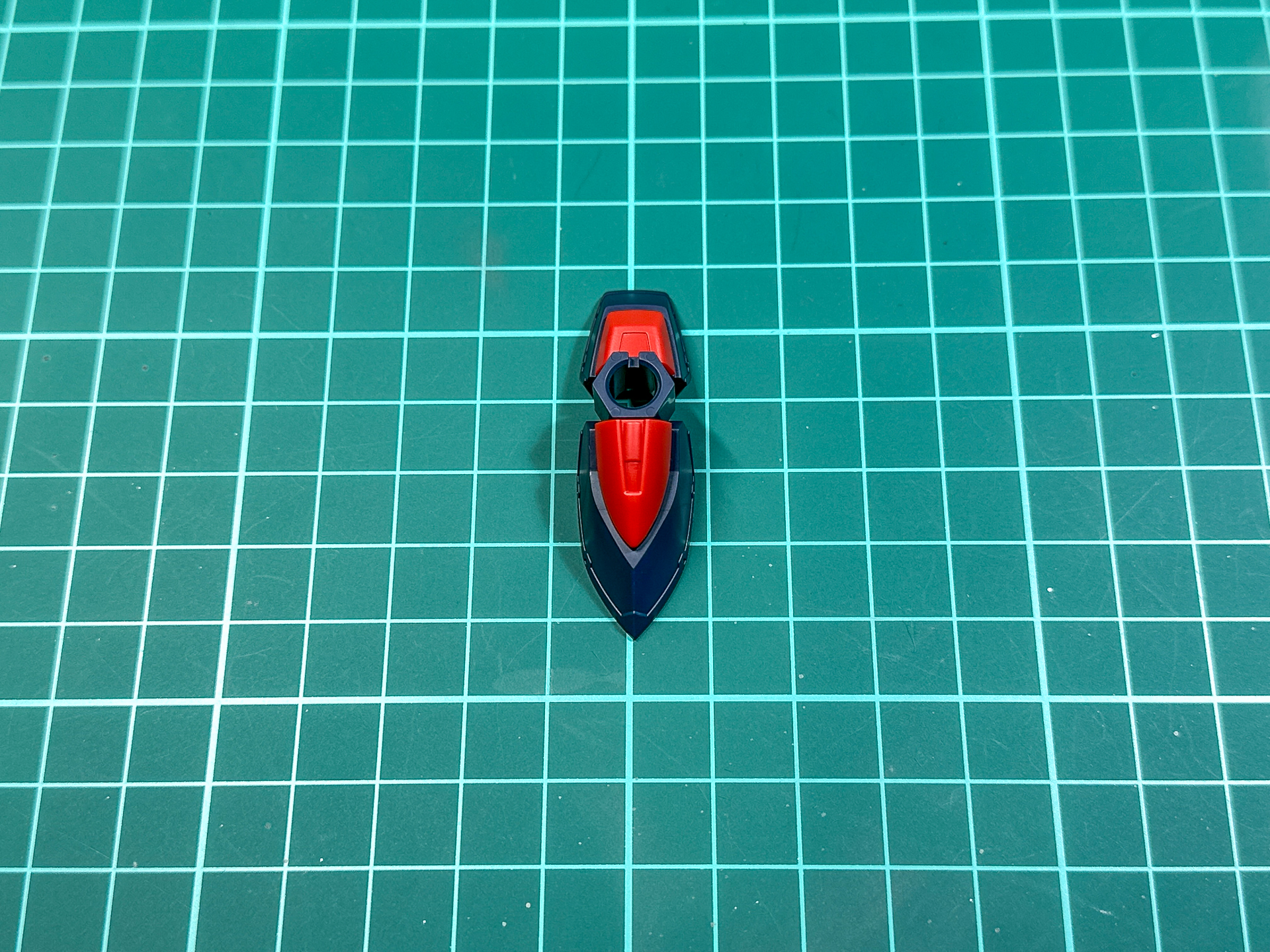 組み立てが完了した足部パーツ。ファイターへの変形のため、つま先部分とかかと部分が可動します。