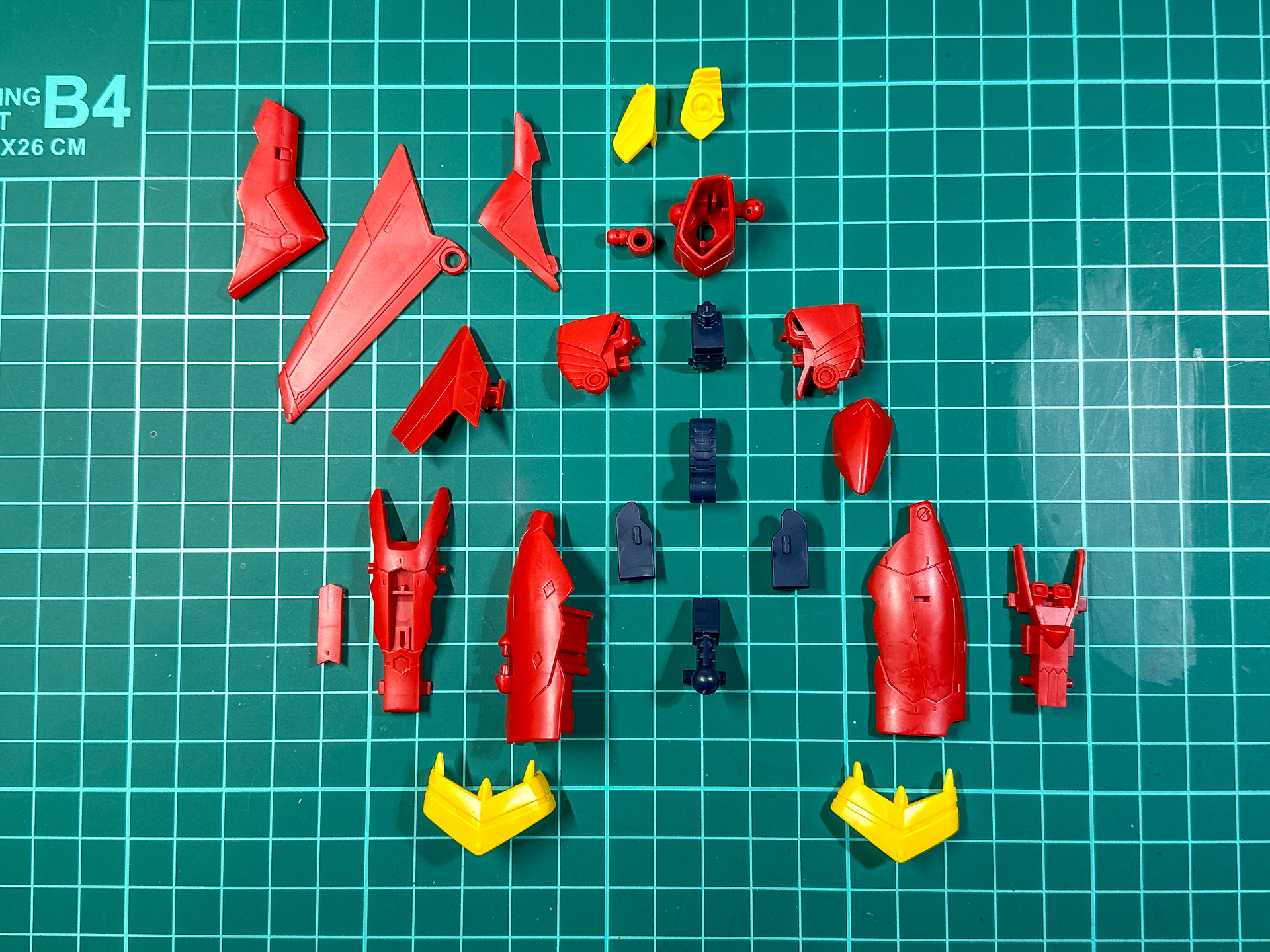 組み立て前の脚部パーツ。全23パーツにて構成されています。