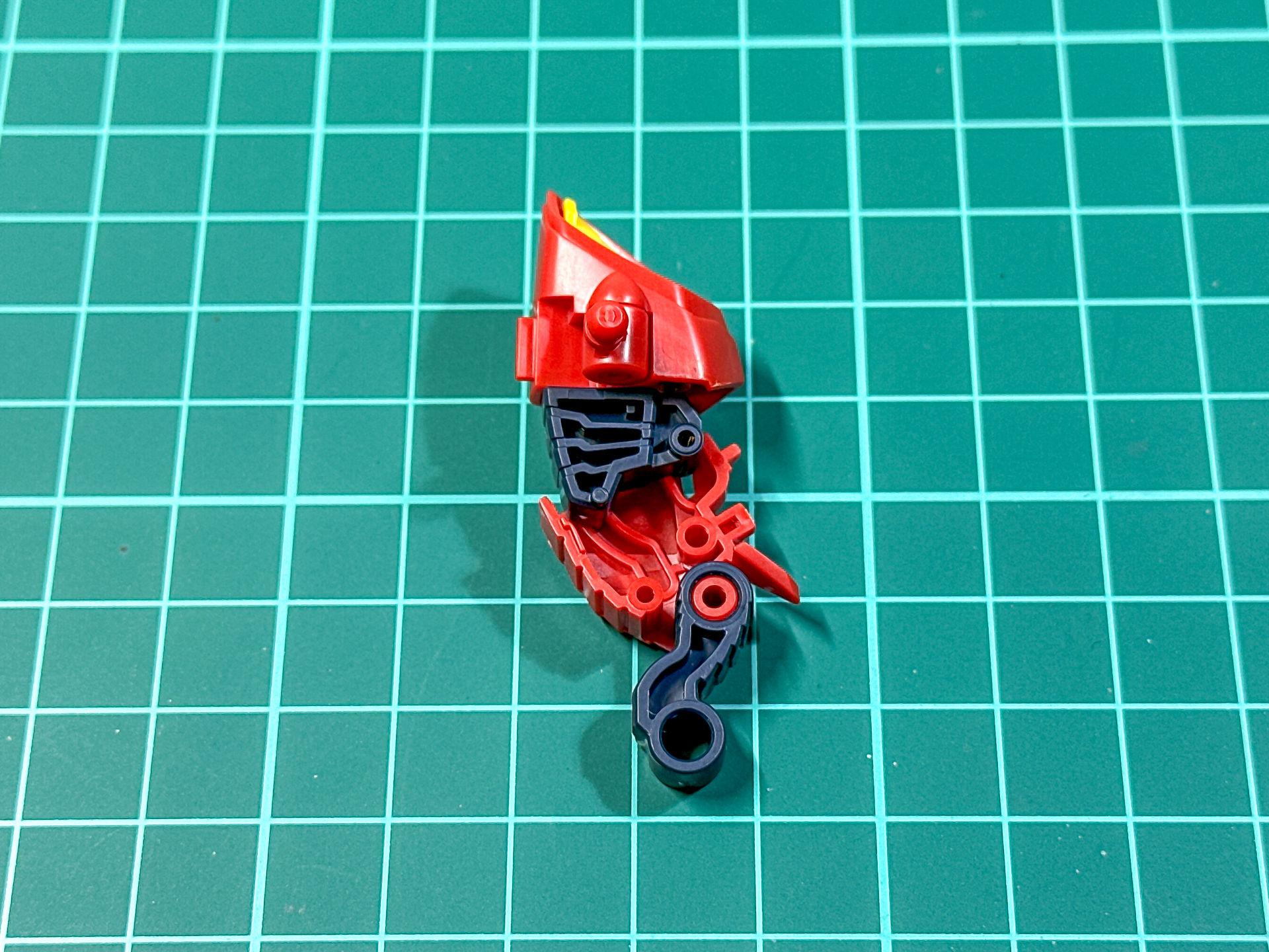 脚部の引き出し式関節。ガウォークへの変形やバトロイド時のポージングにて使用します。