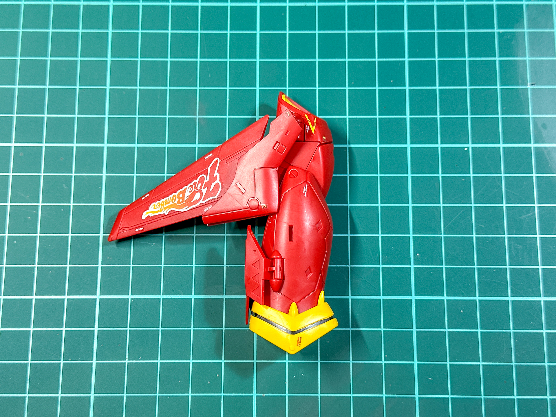 組み立てが完了した脚部パーツ。主翼パーツには水転写デカールによる大きなマーキングがあります。