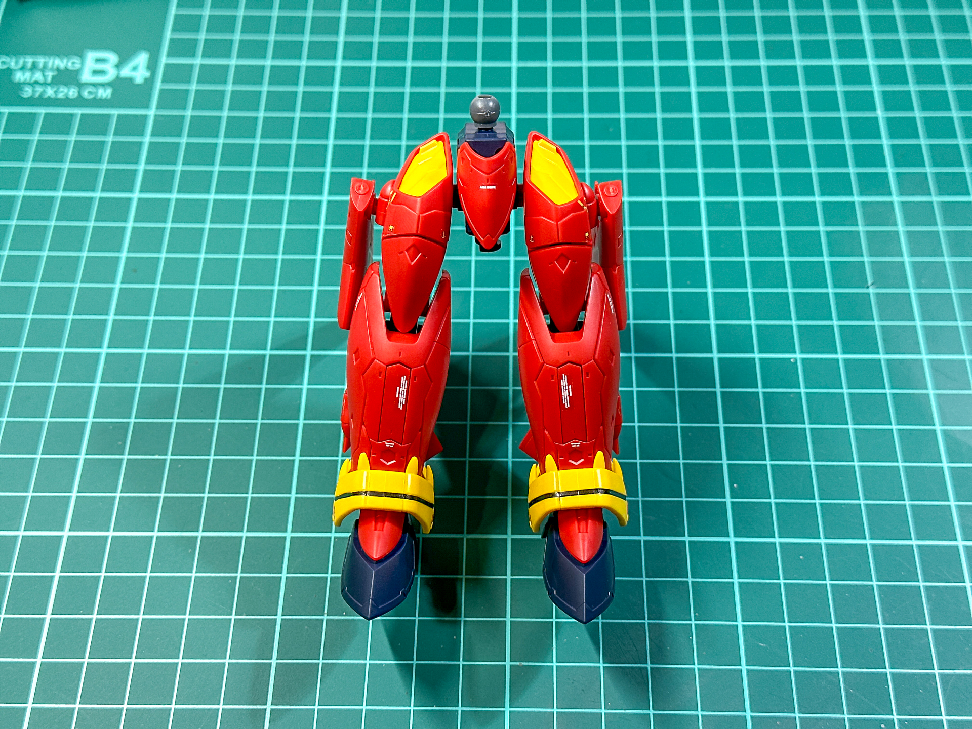 組み立てが完了した下半身。下半身はバトロイドからファイターまでの各形態で使用します。