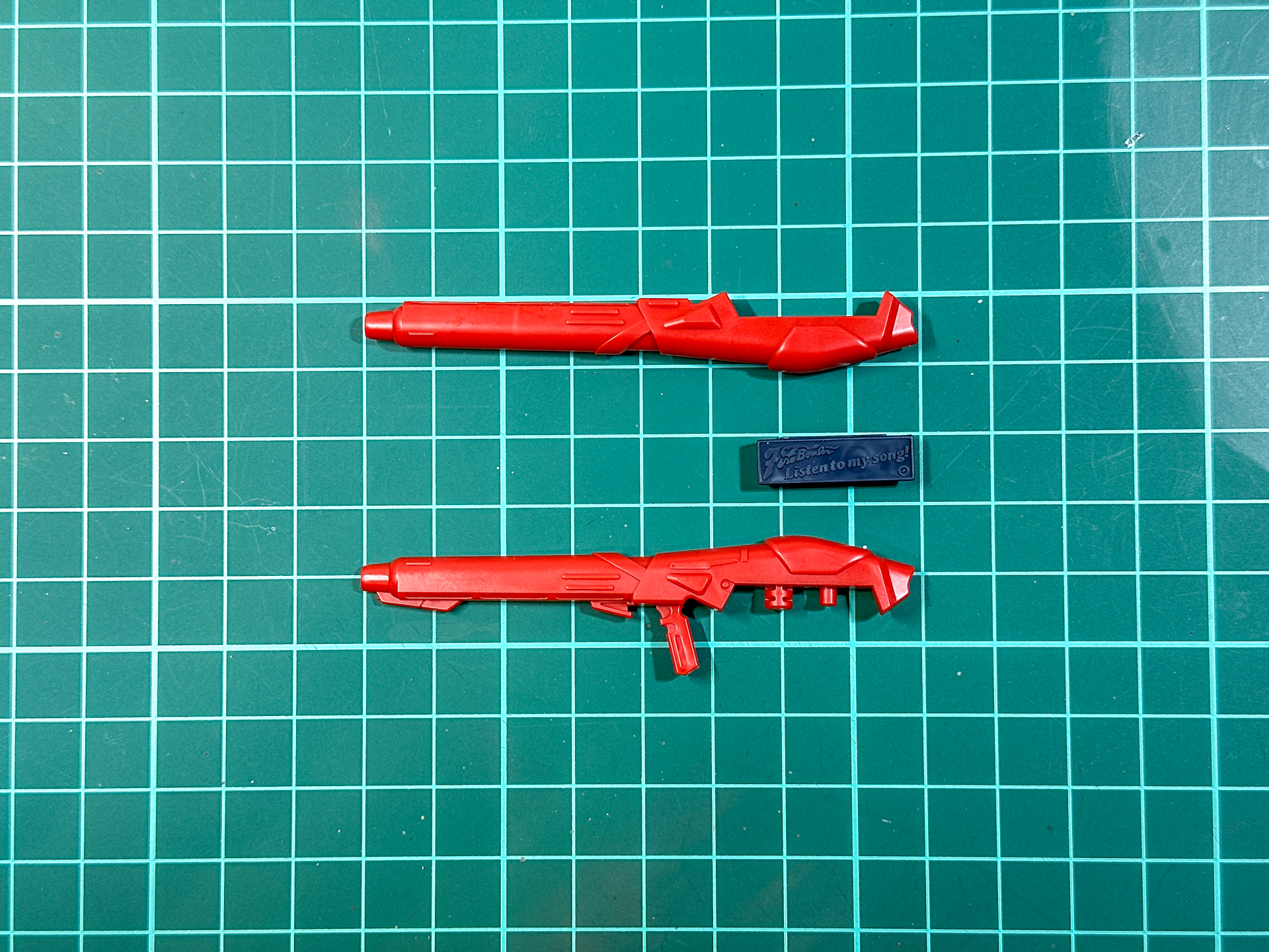 組み立て前のランチャーポッド。全3パーツにて構成されています。