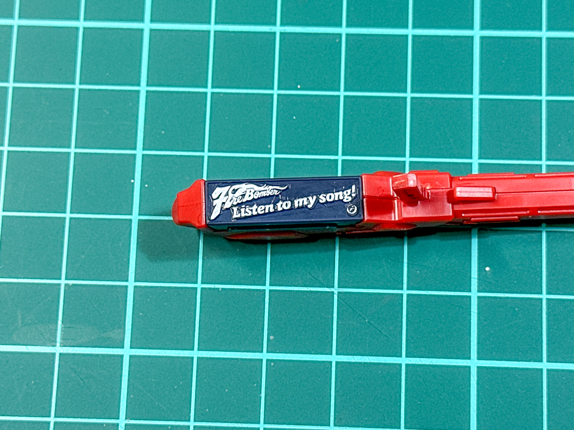 ランチャーポッド後部にはファイヤーボンバーの刻印が入っています。