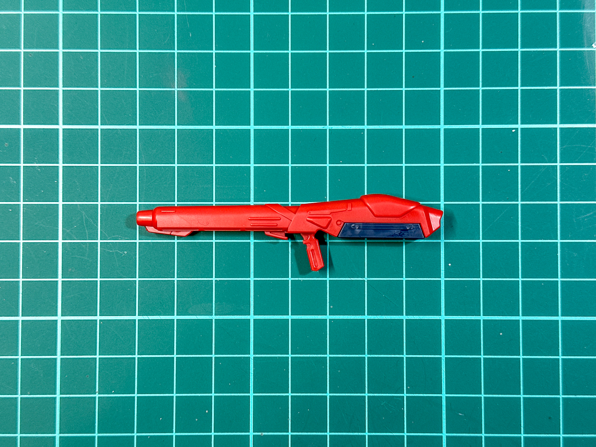 組み立てが完了したランチャーポッド。グリップ部分はファイター形態時のジョイント軸として機能するため、特に可動機構はありません。