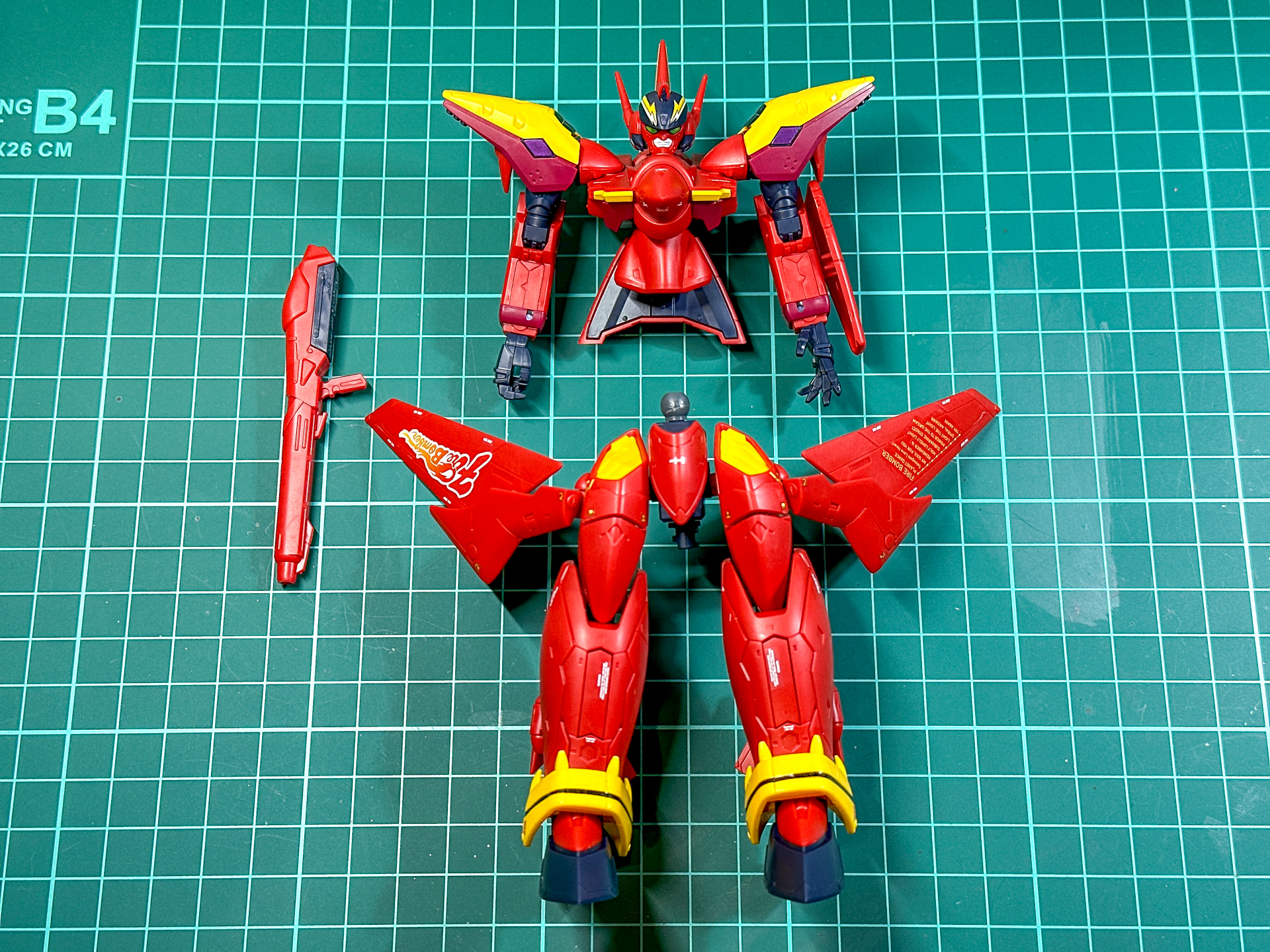 バトロイド形態を構成するパーツ。上半身と下半身の接続はボールジョイントによる接続になっています。