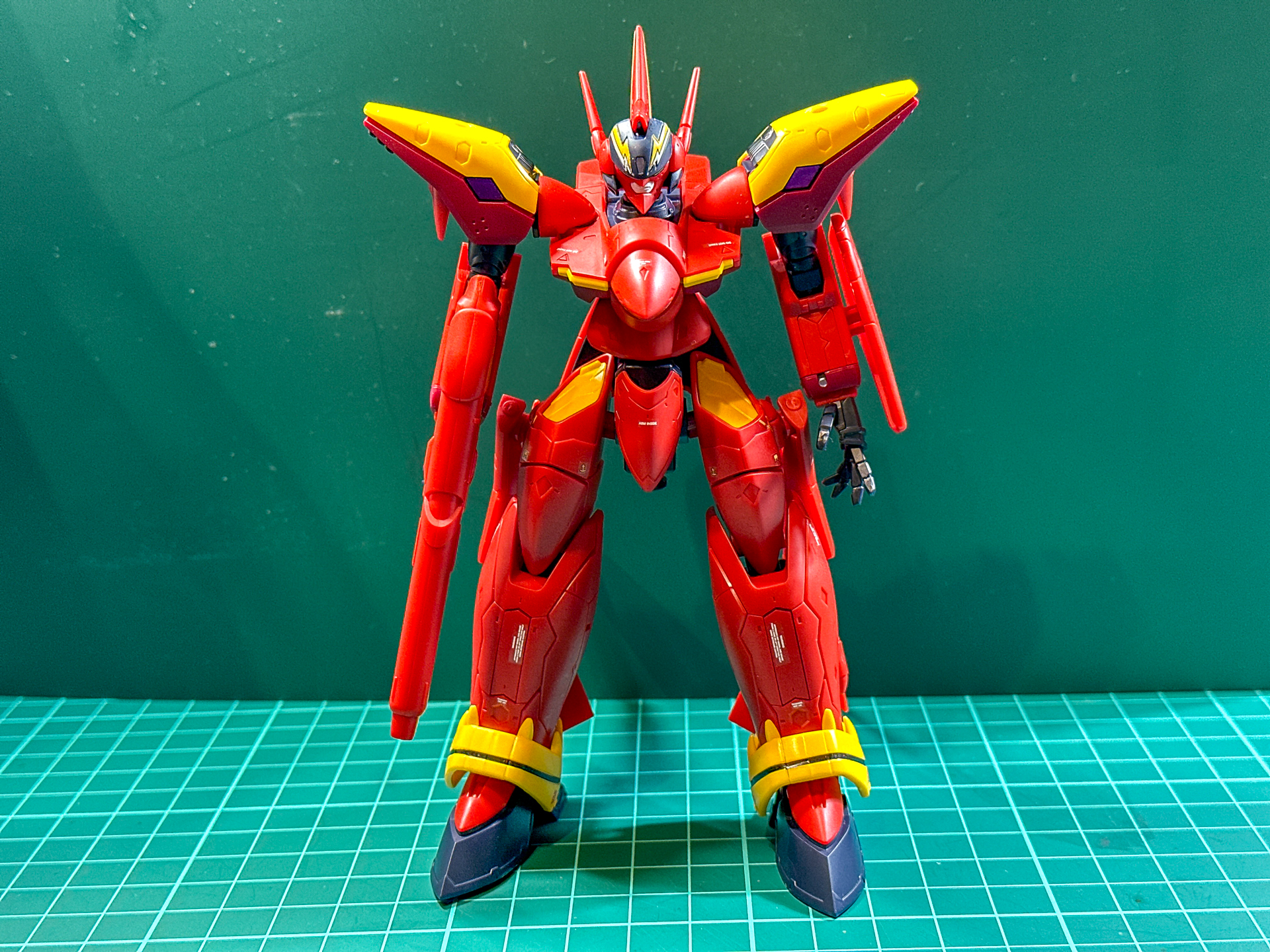 完成したVF-19改のバトロイド形態。全高は約145mmの高さになっています。