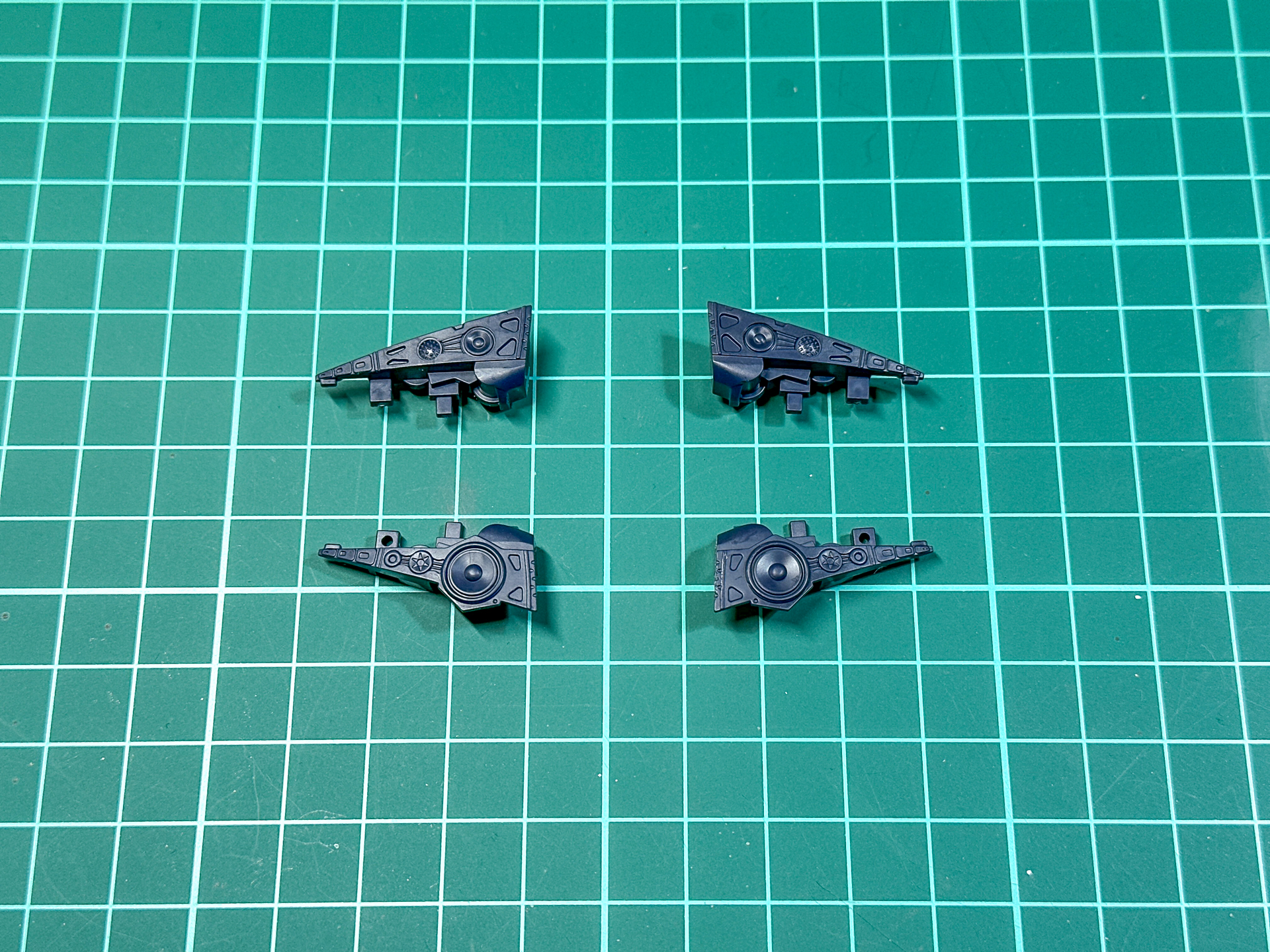 組み立て前のスピーカーパーツ。左右各2パーツにて構成されています。