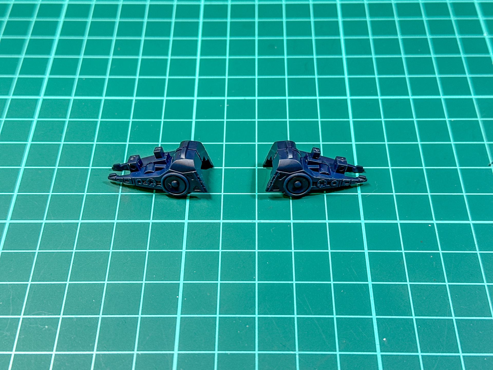 組み立てが完了したスピーカーパーツ。左右対称形状となっています。