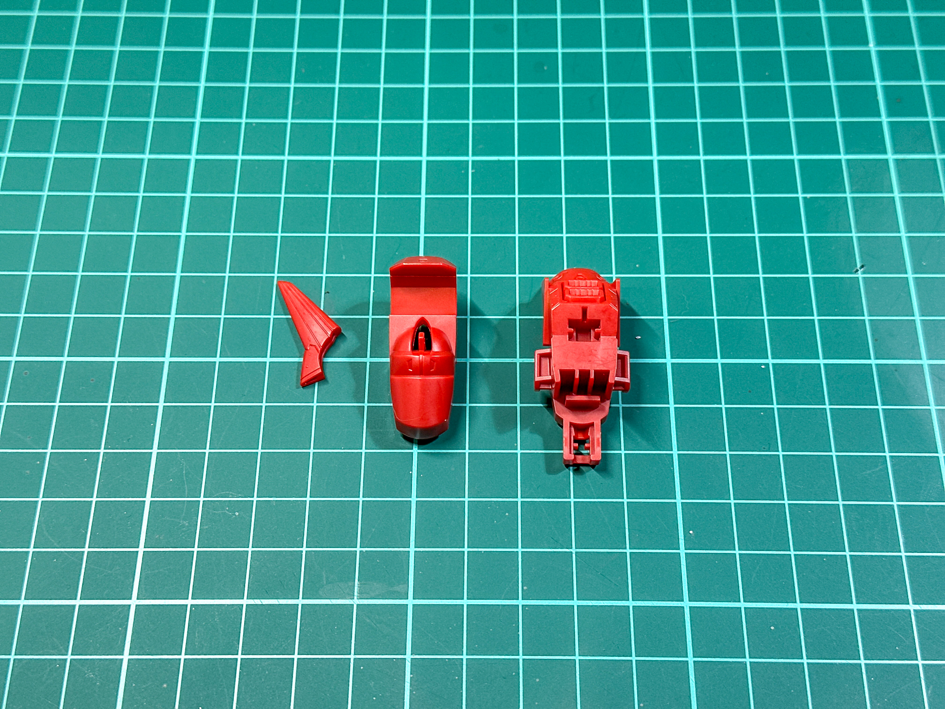 組み立て前のガウォーク時腹部パーツ。全3パーツにて構成されています。