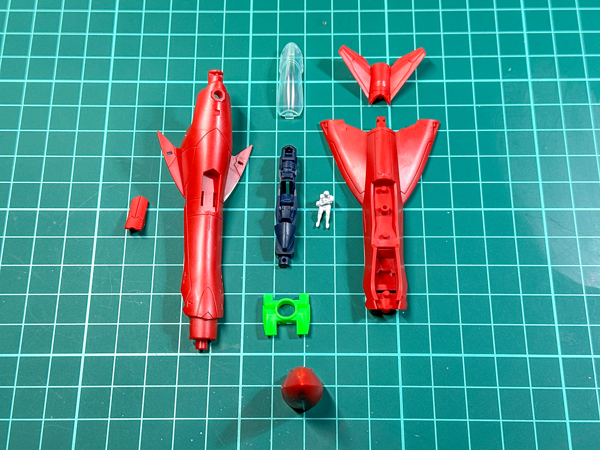 組み立て前の機首パーツ。全9パーツにて構成されています。