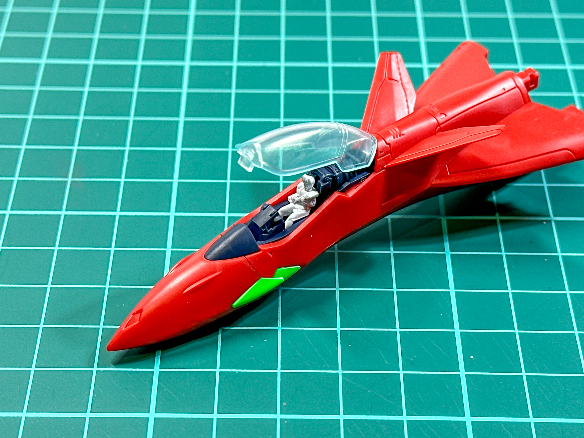 キャノピーパーツはパーツの差し込み方向で開閉選択が可能です。