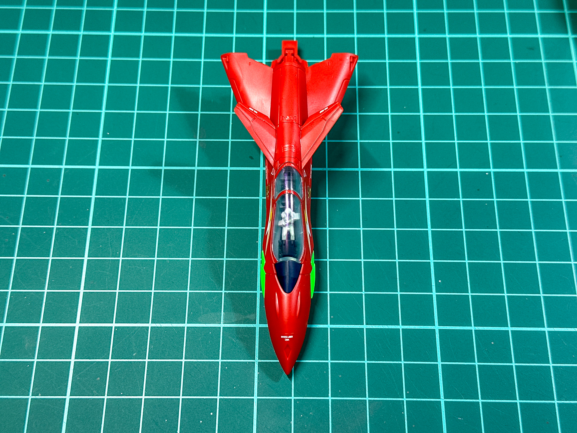 組み立てが完了した機首パーツ。機首回りのマーキングは水転写デカールにて追加できます。