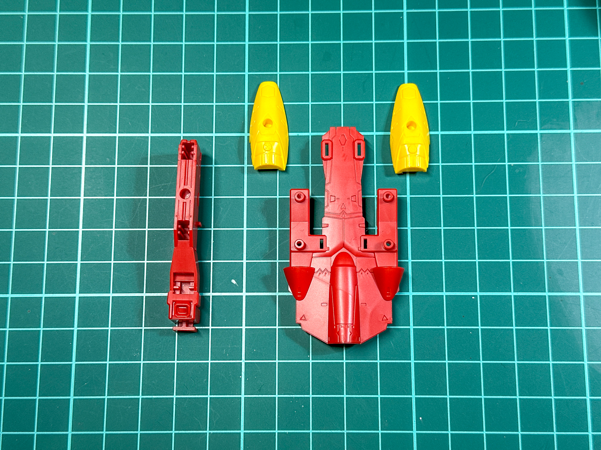 組み立て前の腕部差し替えパーツ。全4パーツにて構成されています。