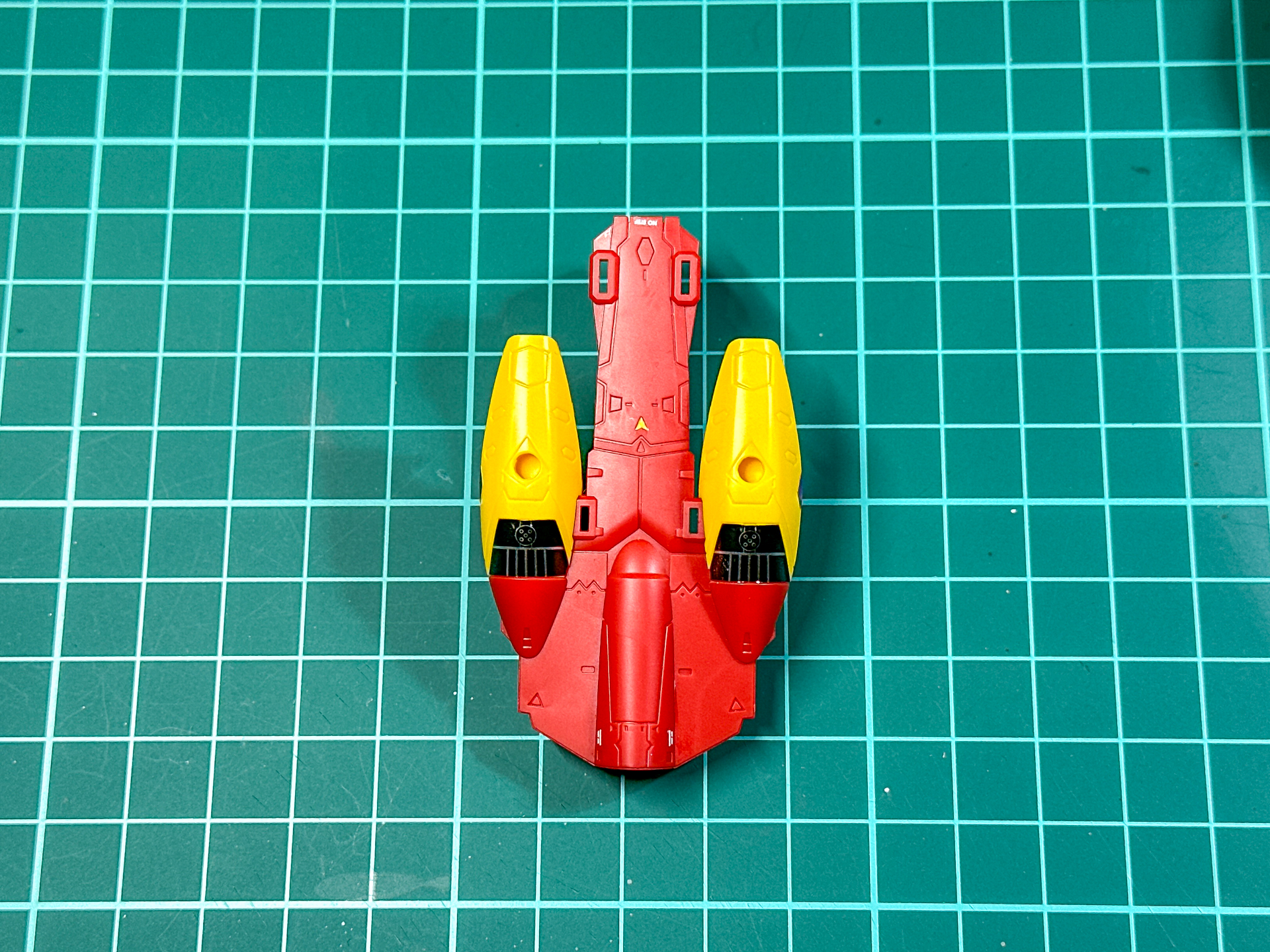 組み立てが完了した腕部差し替えパーツ。ブラック部分はシールによる色分けとなっています。