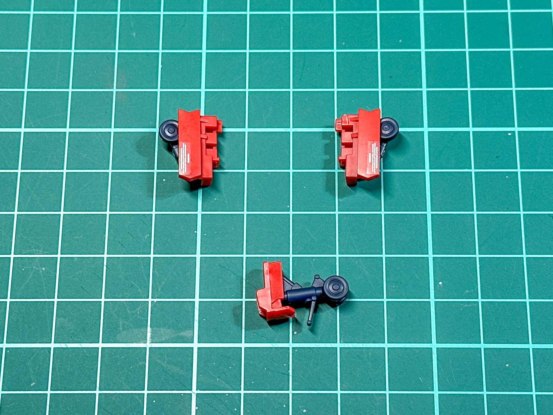 組み立てが完了したランディングギア。左右主脚はタイヤ1輪、前脚はタイヤ2輪となっています。