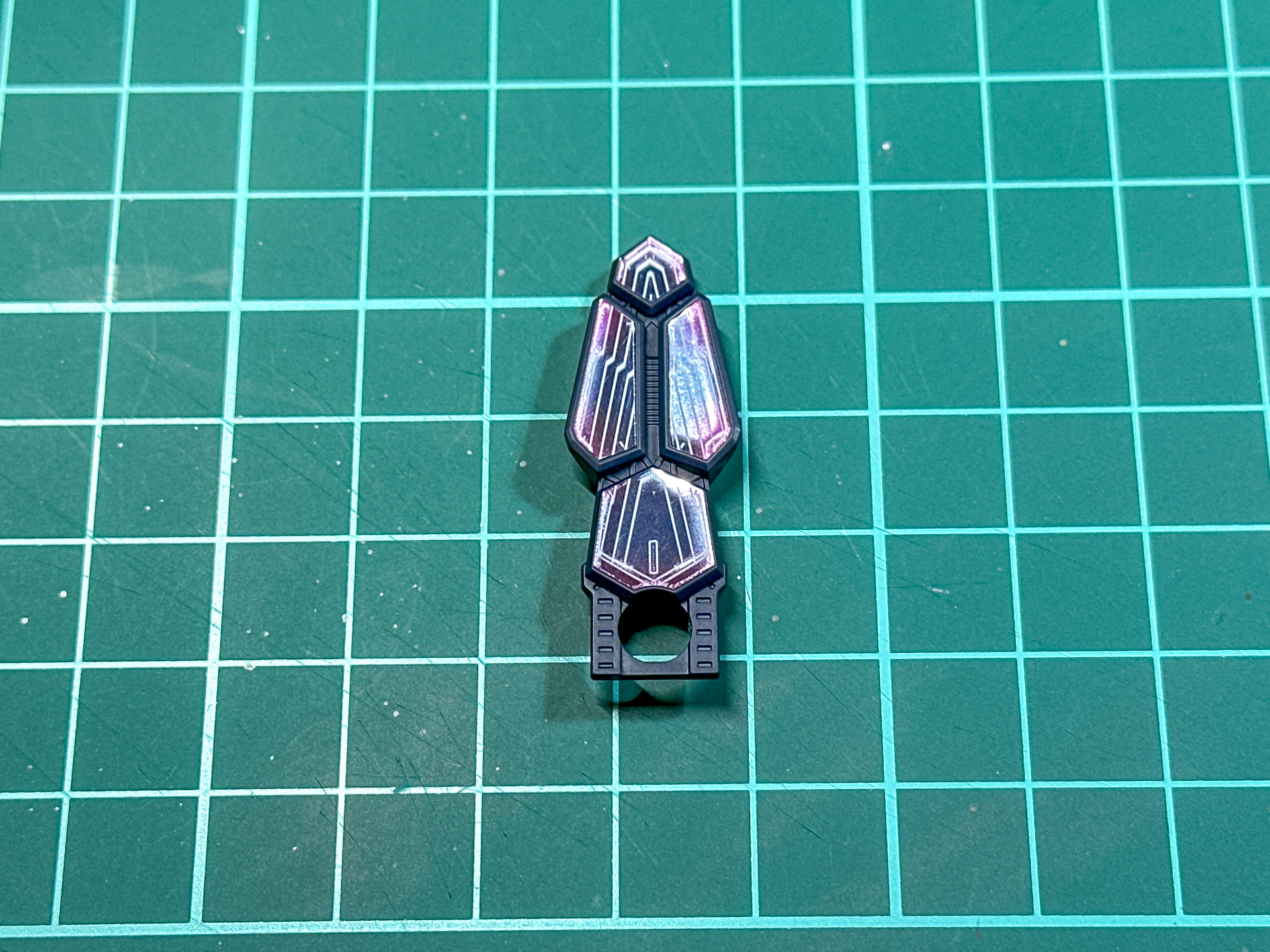 スピーカーパーツの内部にプラスチックシールを使用して色分けを行なうことができます。