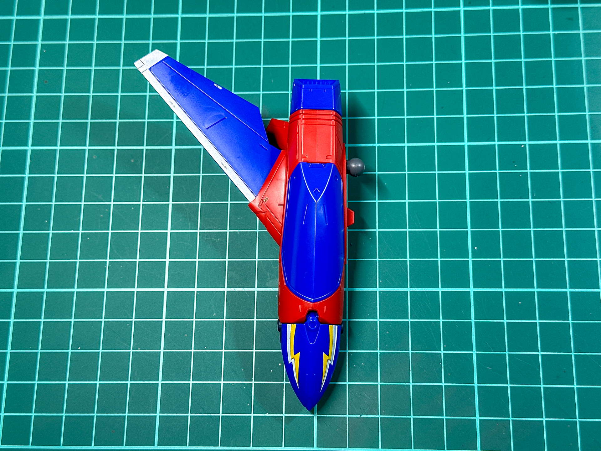 組み立てが完了したスピーカーパーツ。主翼のホワイト部分や稲妻マークの塗分けはマーキングシールや水転写デカールによる色分けとなっています。