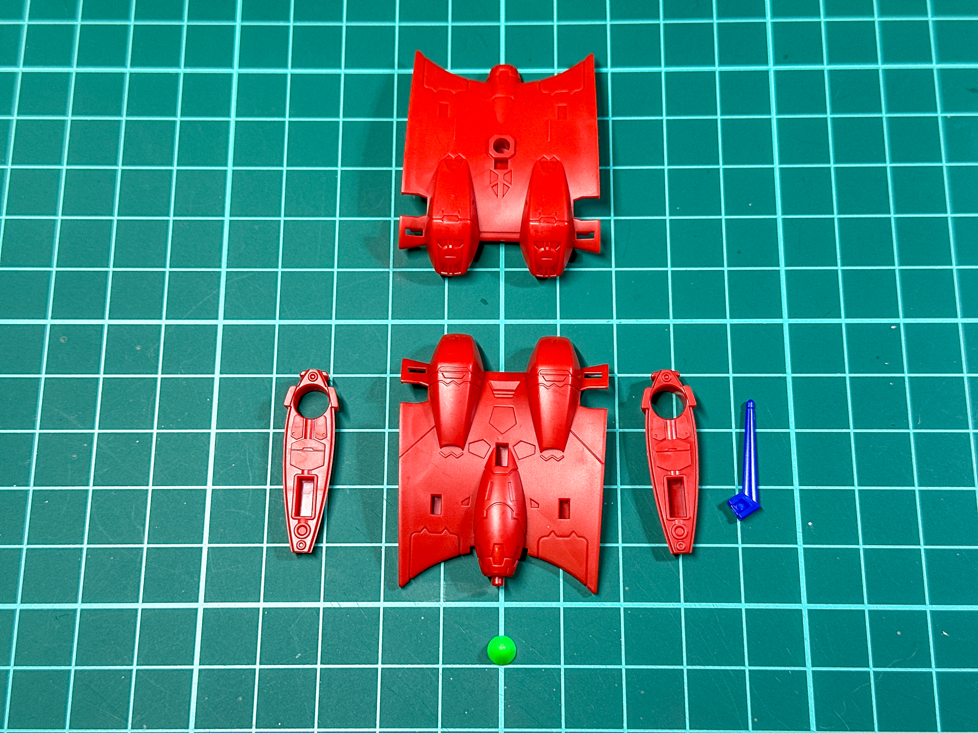 組み立て前のサウンドブースター基部パーツ。全6パーツにて構成されています。