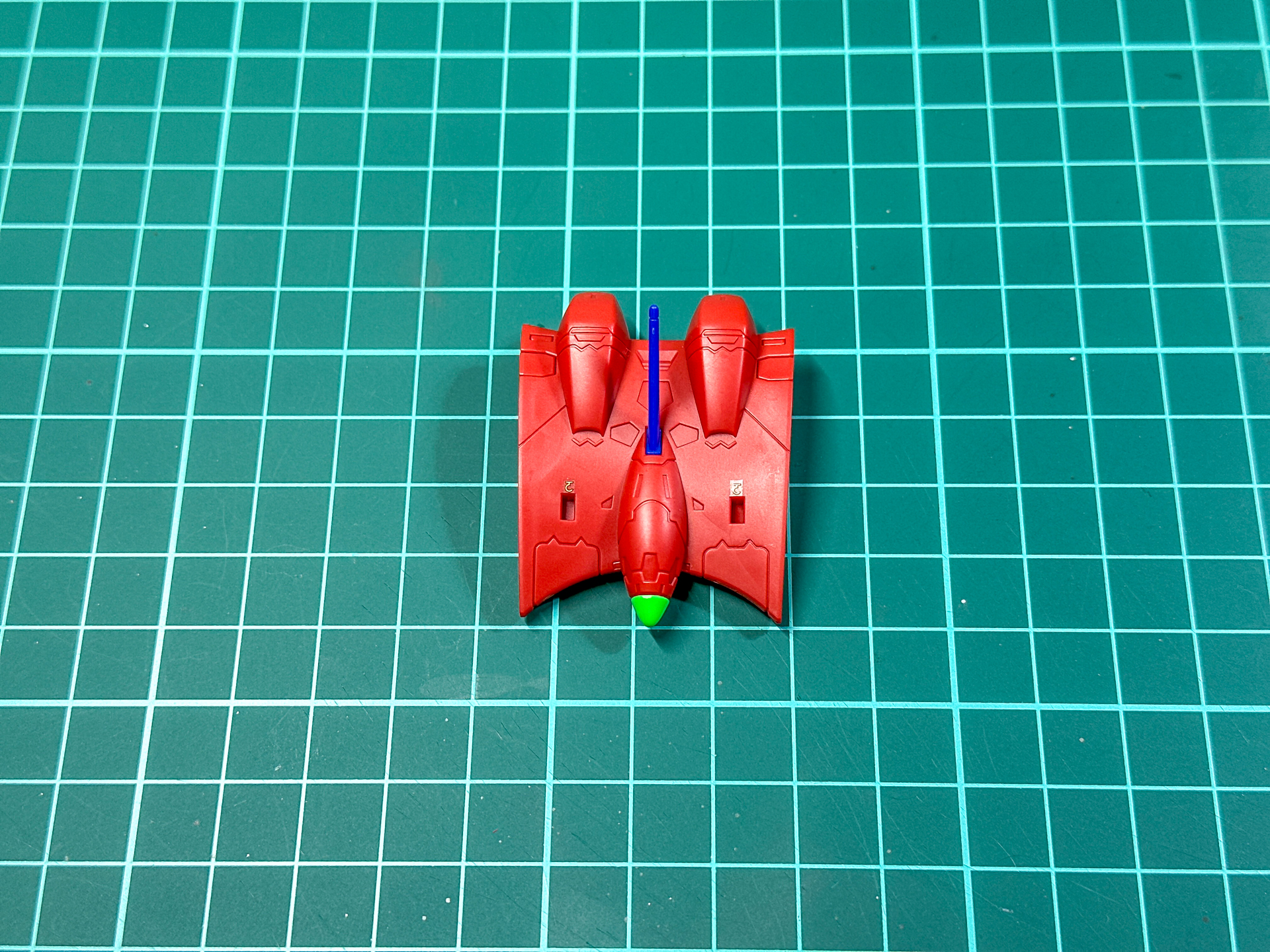 組み立てが完了したサウンドブースター基部パーツ。ブルーのアンテナはバトロイドとの合体時は取り外します。