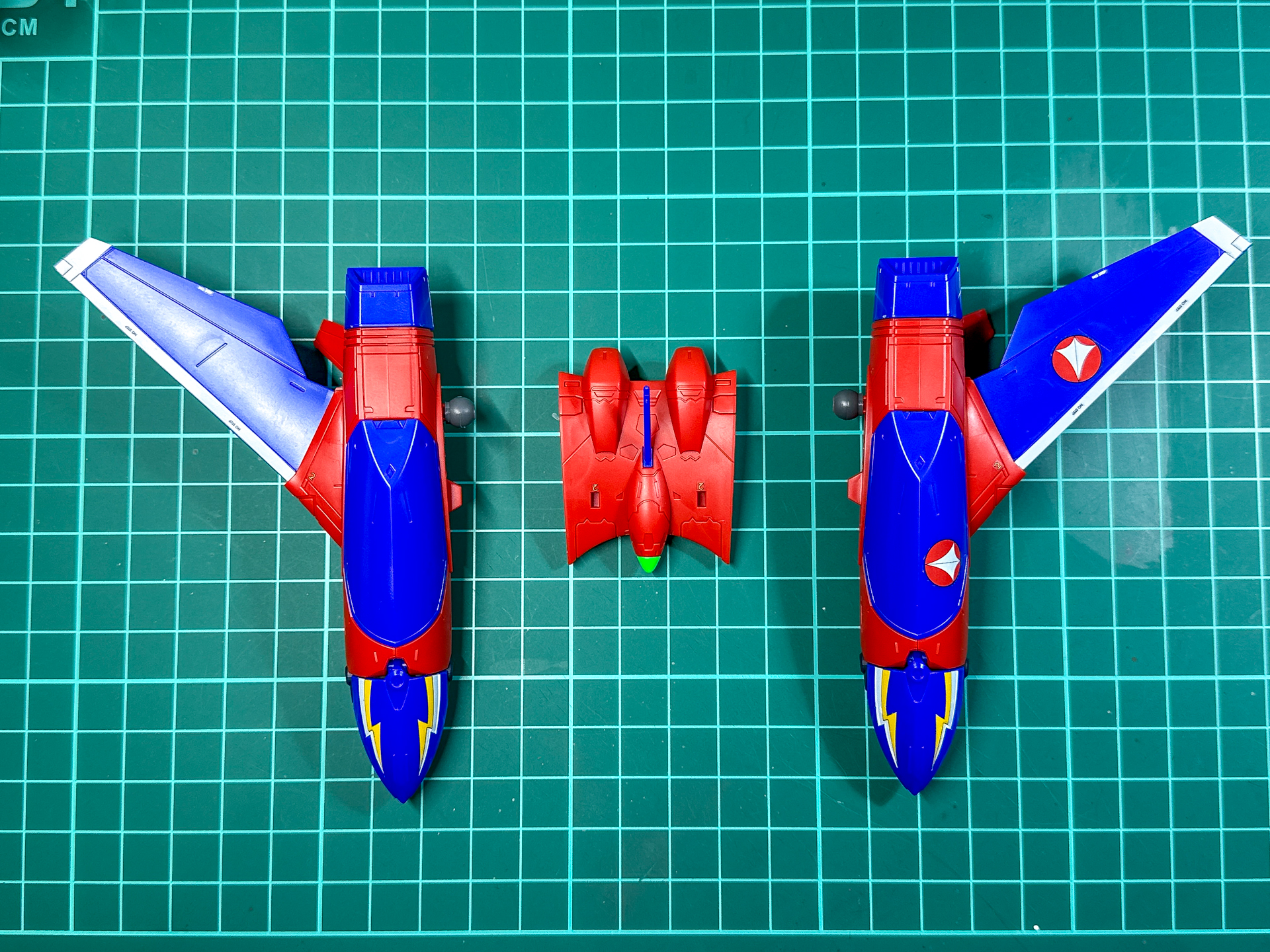 一体化前のサウンドブースター。スピーカーパーツと基部の接続はボールジョイントによる接続となっています。