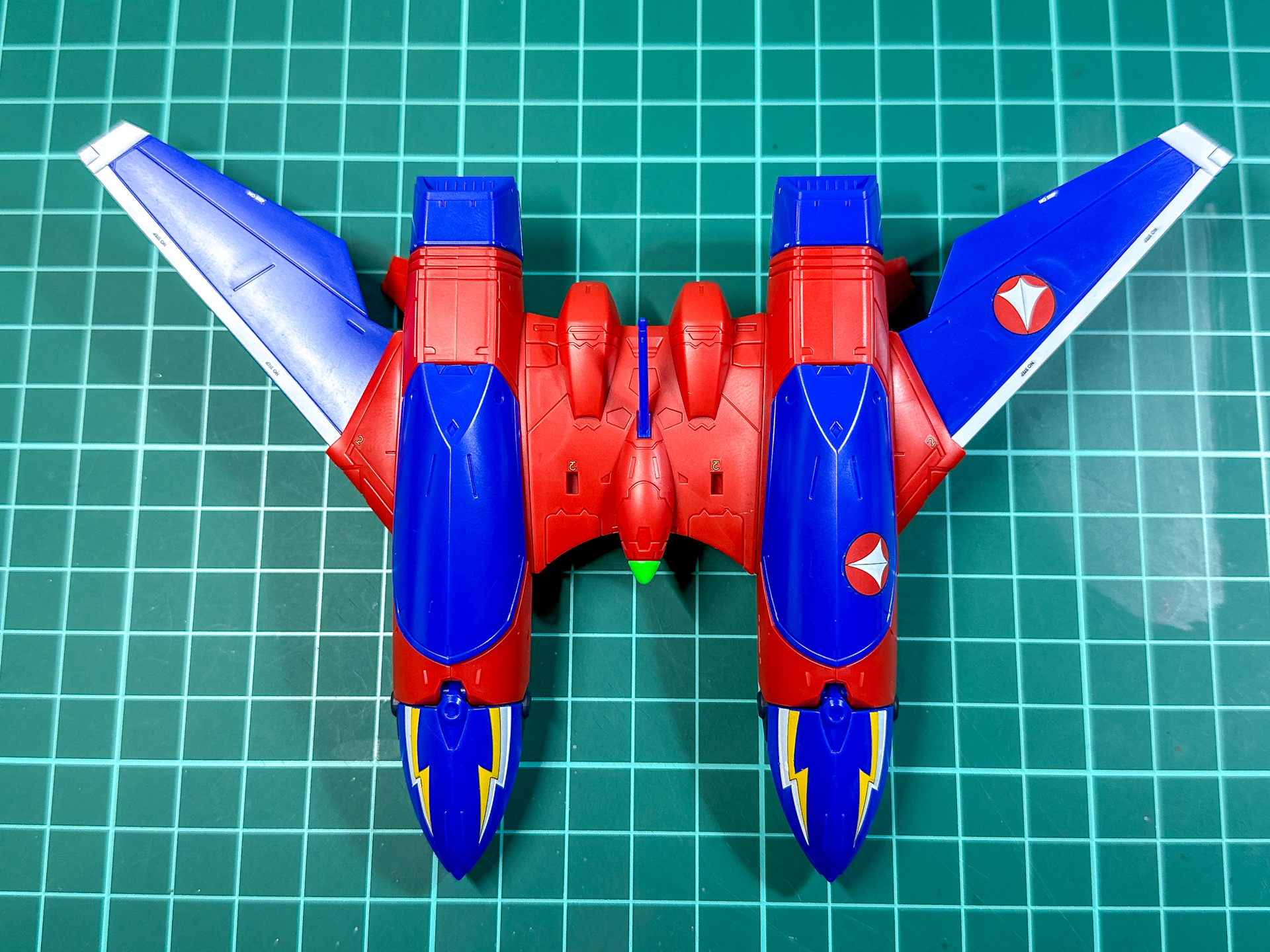 一体化が完了したサウンドブースター。スタンドパーツを使用することで飛行状態を再現することができます。