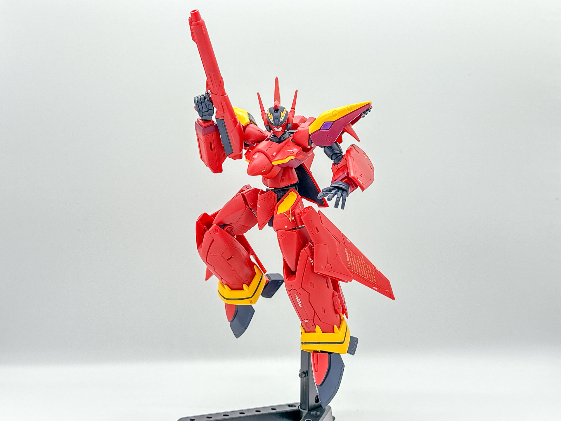 スタンドパーツを使用してポーズをつけてみました。差し替え変形の恩恵でベストなプロポーションを維持しています。