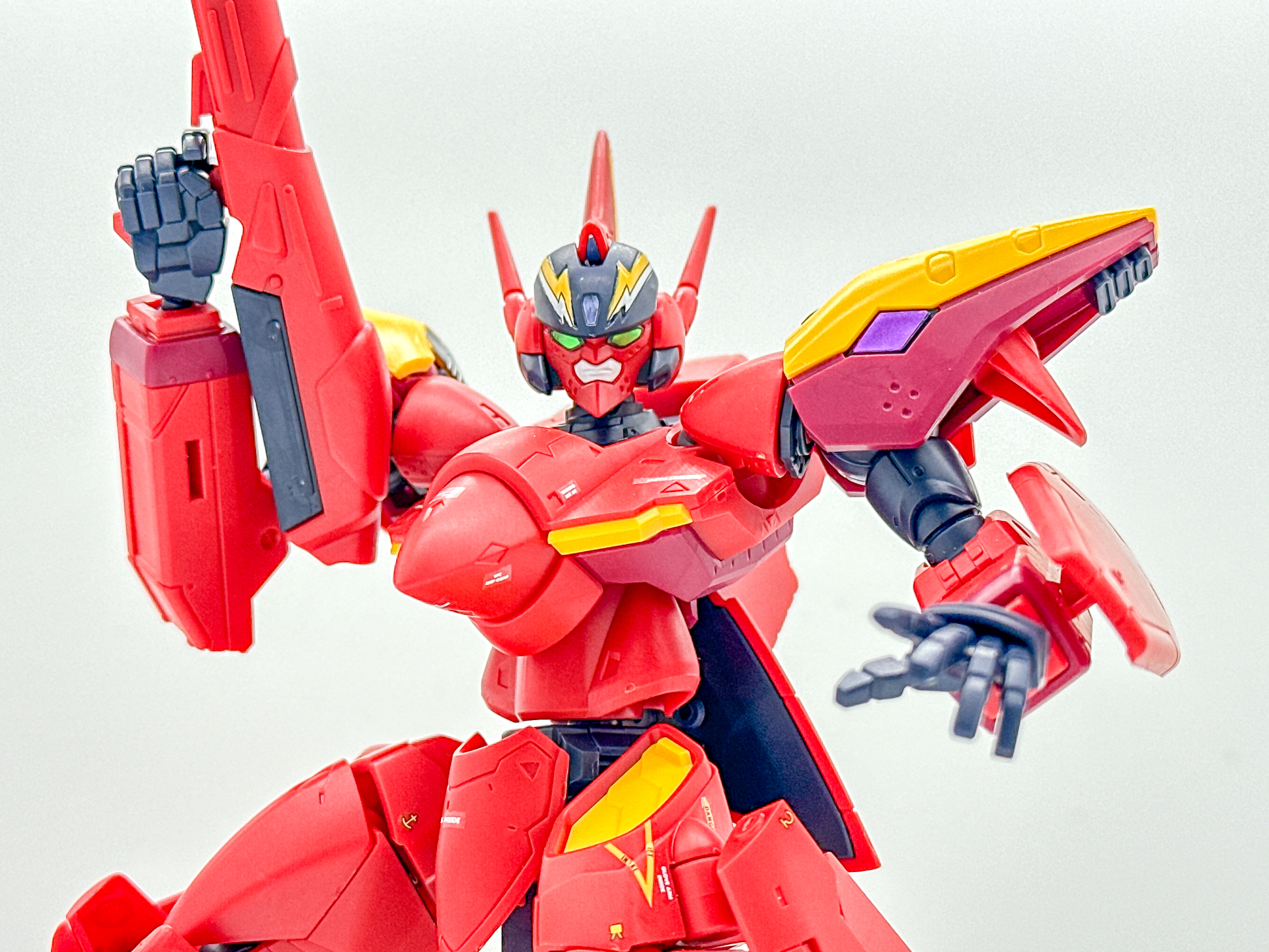 フェイス部のアップ。マクロスメカには珍しく口のあるデザインとなっています。