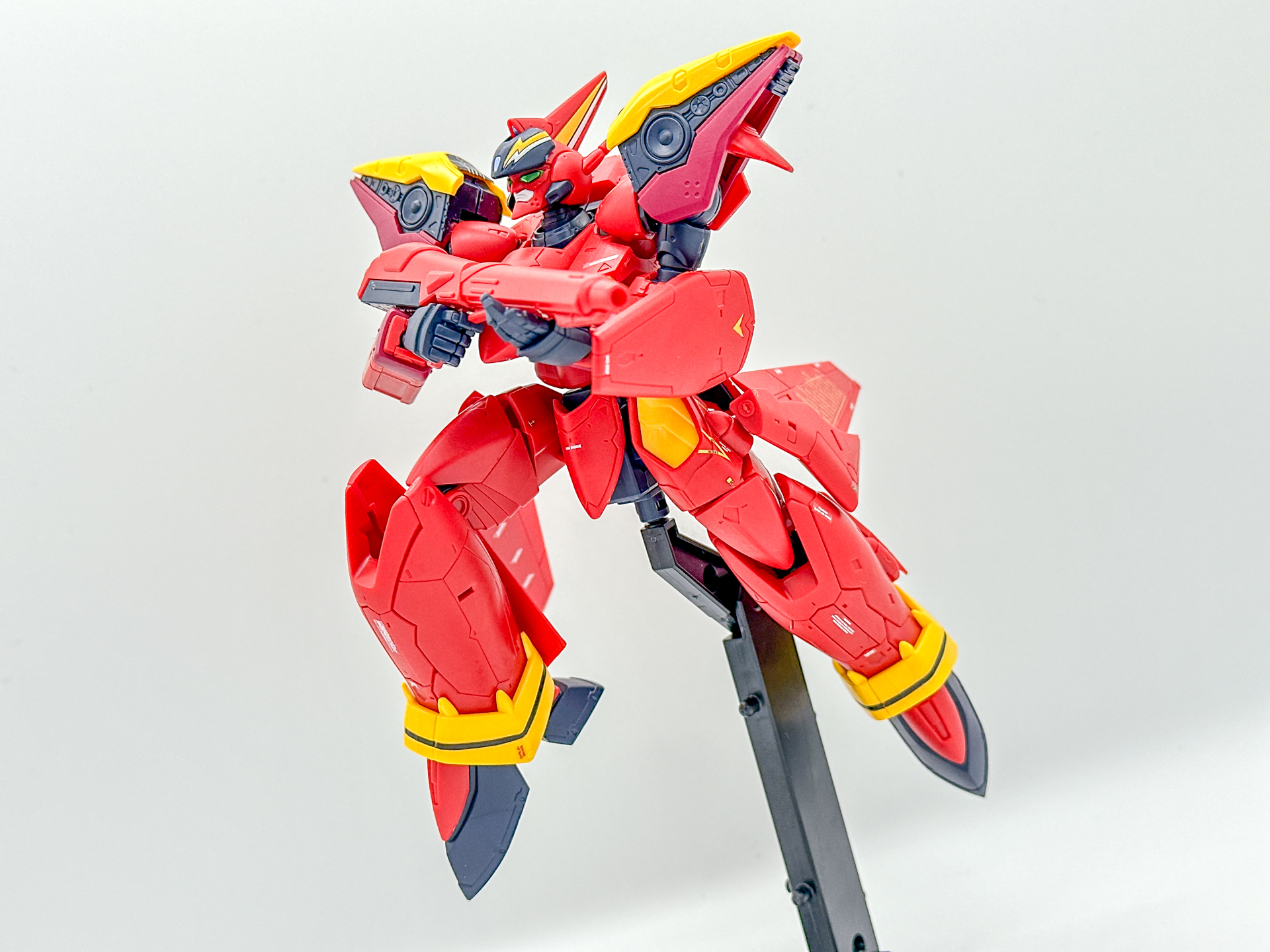 肩部スピーカーを展開状態にしてみました。厚みが出ることで印象が変わります。