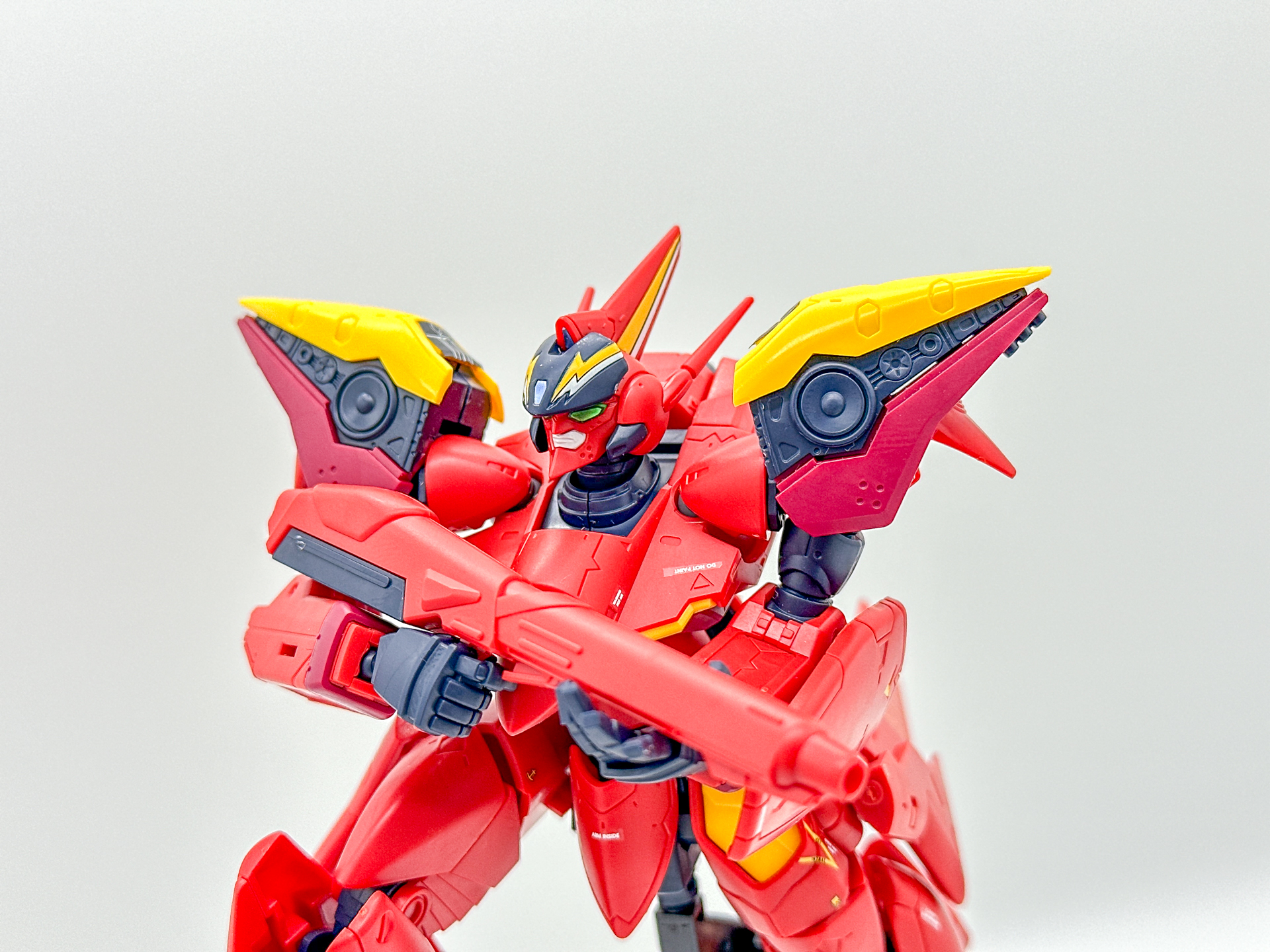 ランチャーポッドを両手で持ってみました。十分に可動範囲があるためランチャーポッドを両手で持つことが可能です。