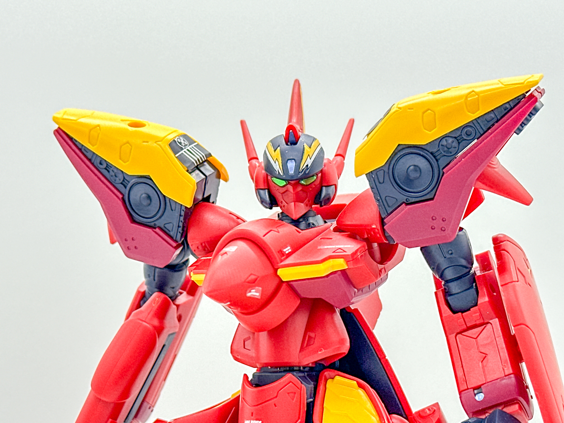 フェイス部を差し替えてみました。表情がなくなることでよりロボットらしい表情になりました。