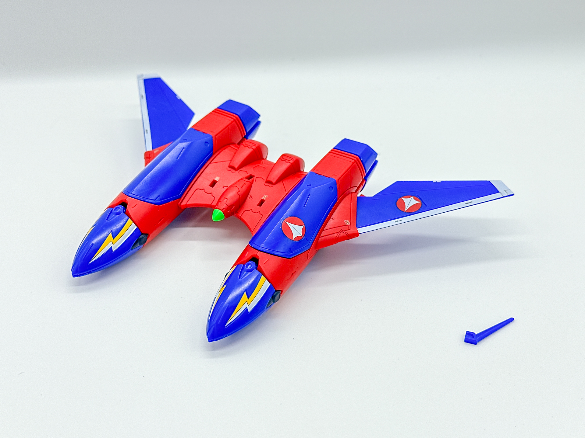 最初にアンテナ部分を取り外します。アンテナは余りパーツになります。