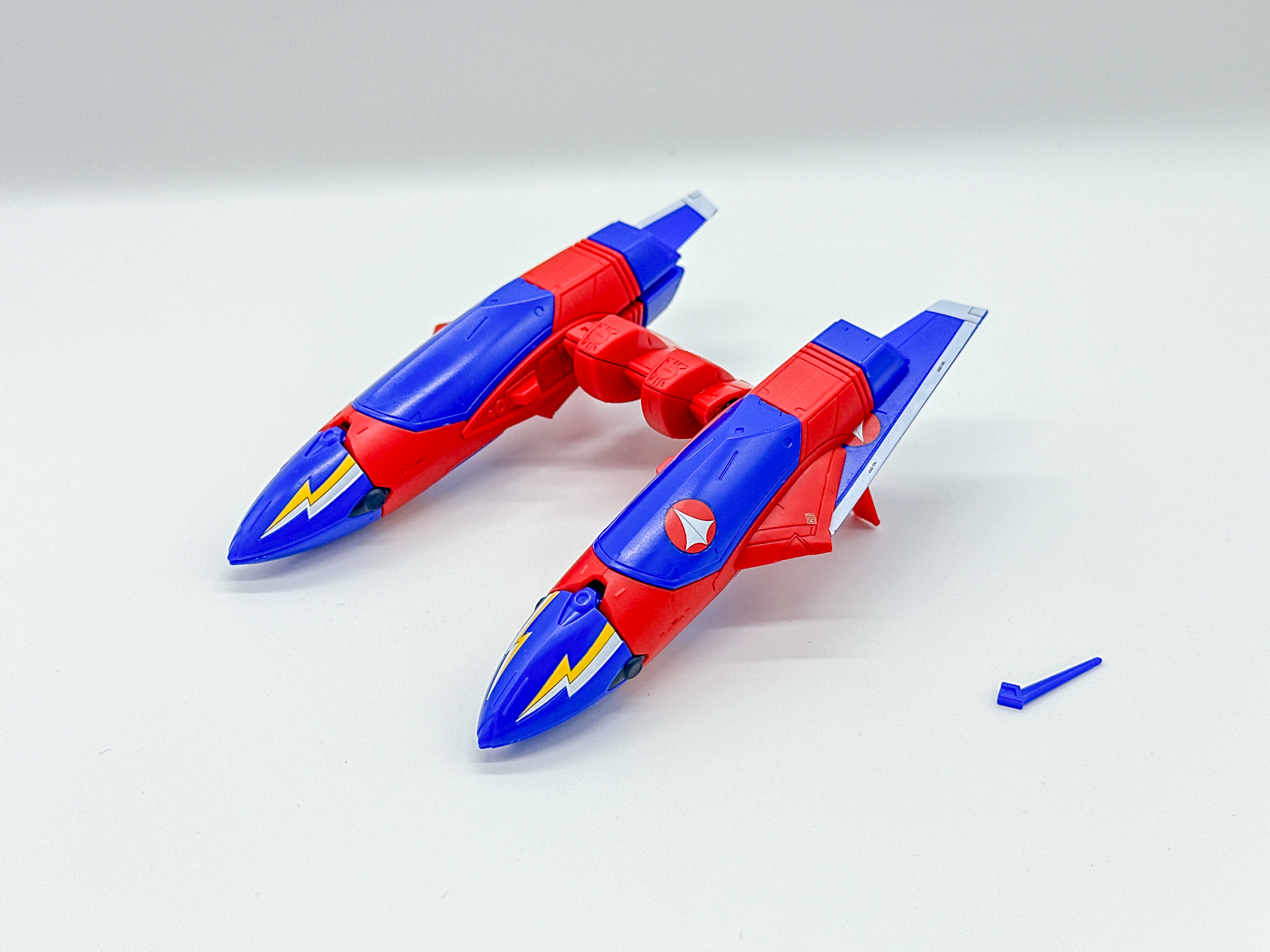 主翼を折りたたみ、スピーカーを回転させます。