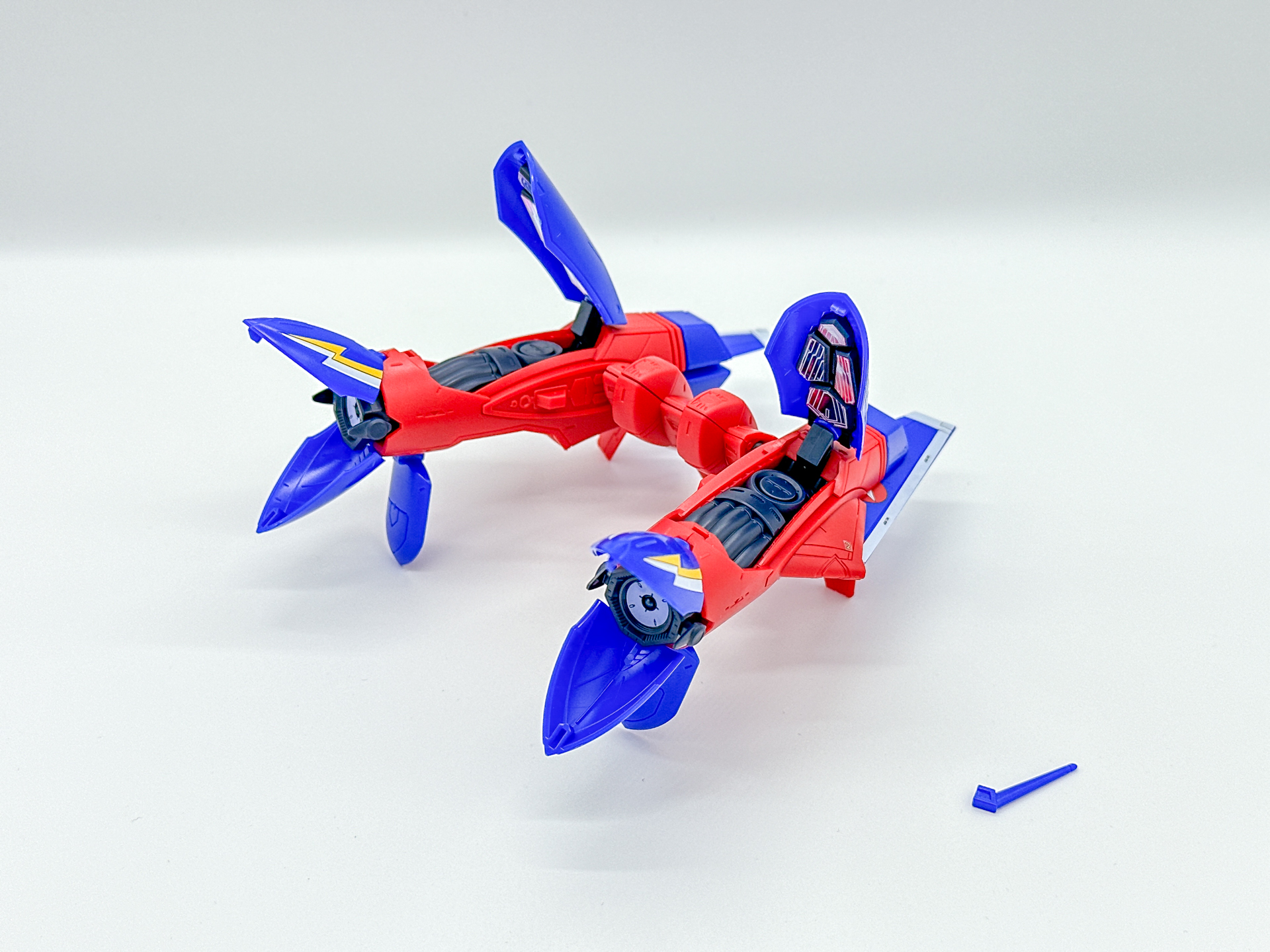 ブルー部分のパーツを展開し、サウンドブースターの変形は完了です。