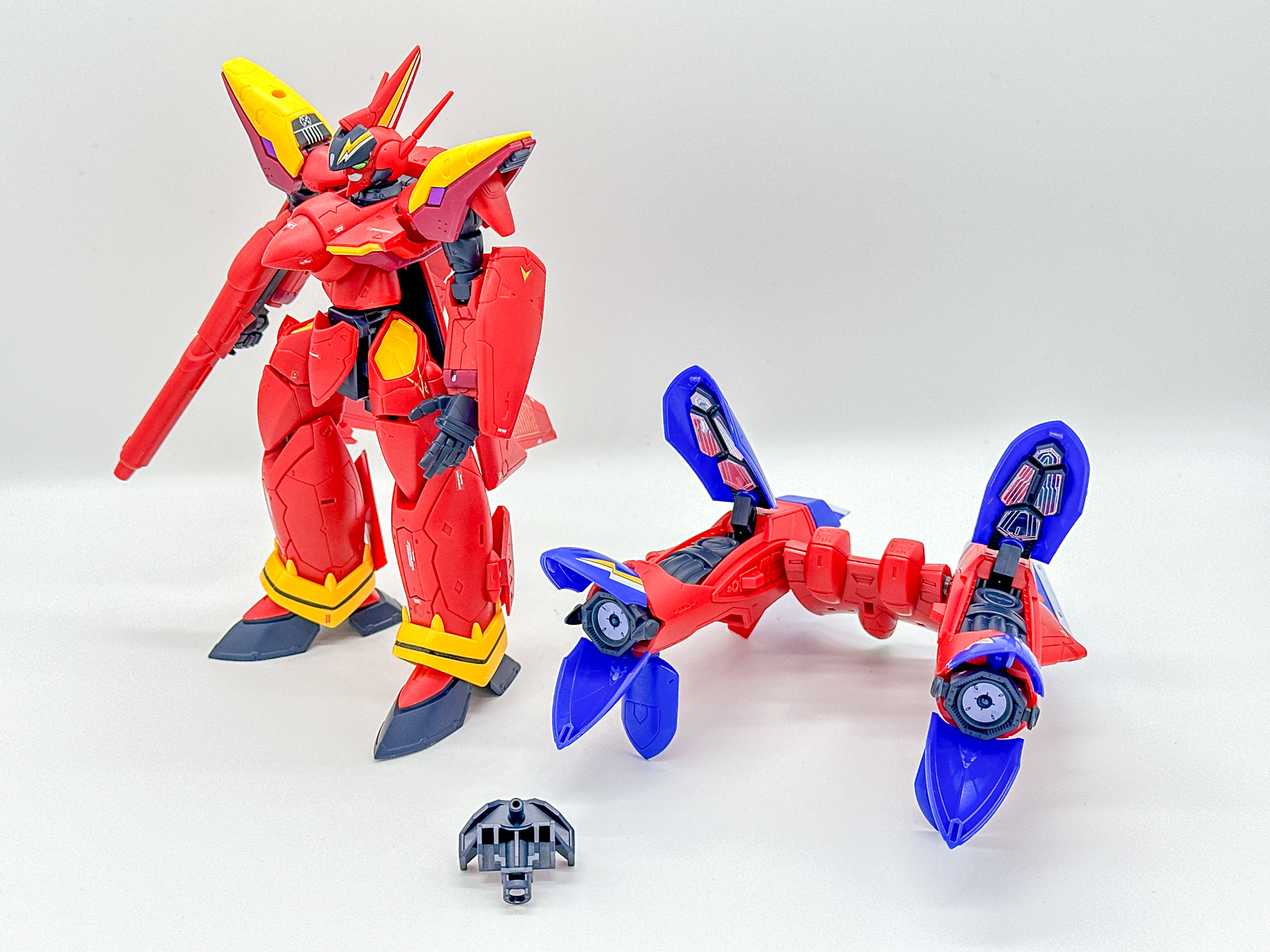 合体前のサウンドブースターとバトロイド。サウンドブースターとバトロイドの接続は専用ジョイントパーツを使用します。