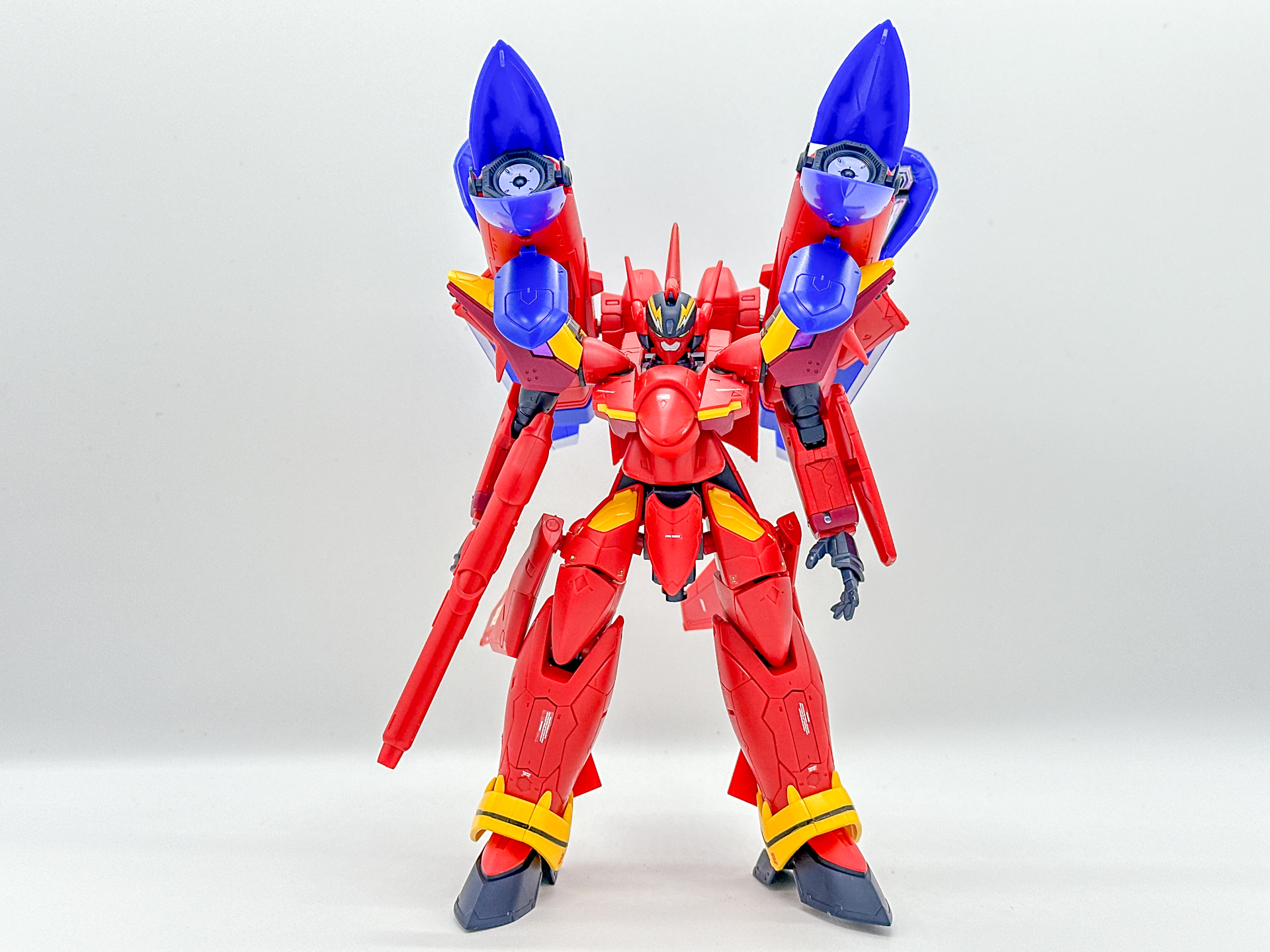 サウンドブースターを装備したバトロイド。上半身にボリュームが出るため印象が大きく変わります。