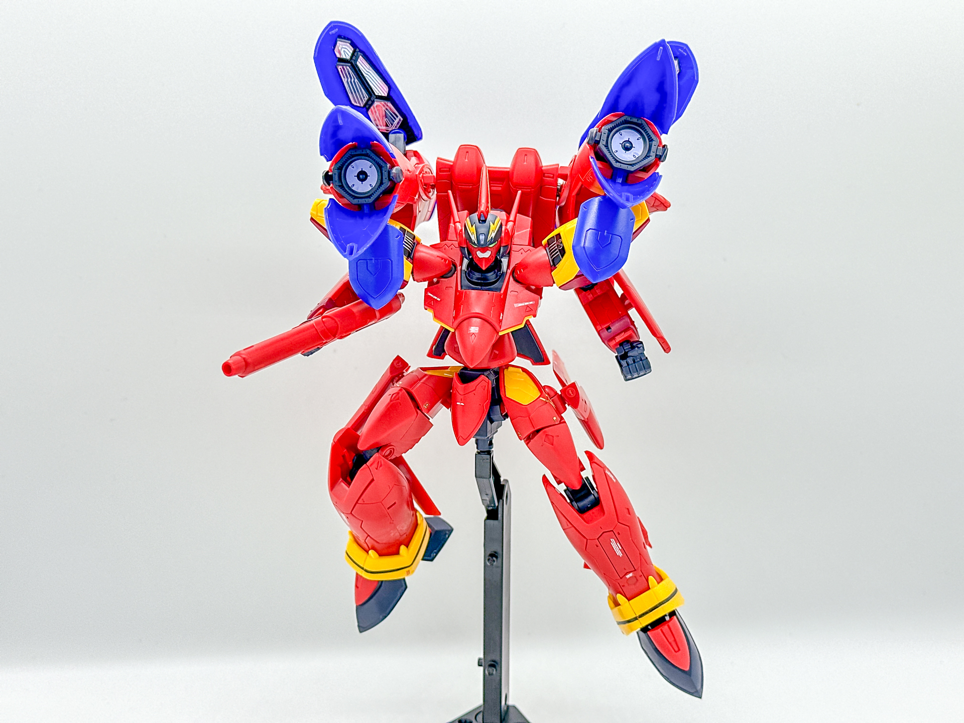 スタンドパーツを使用してポーズをとらせてみました。サウンドブースターを使用してもバトロイドの可動に干渉はありません。