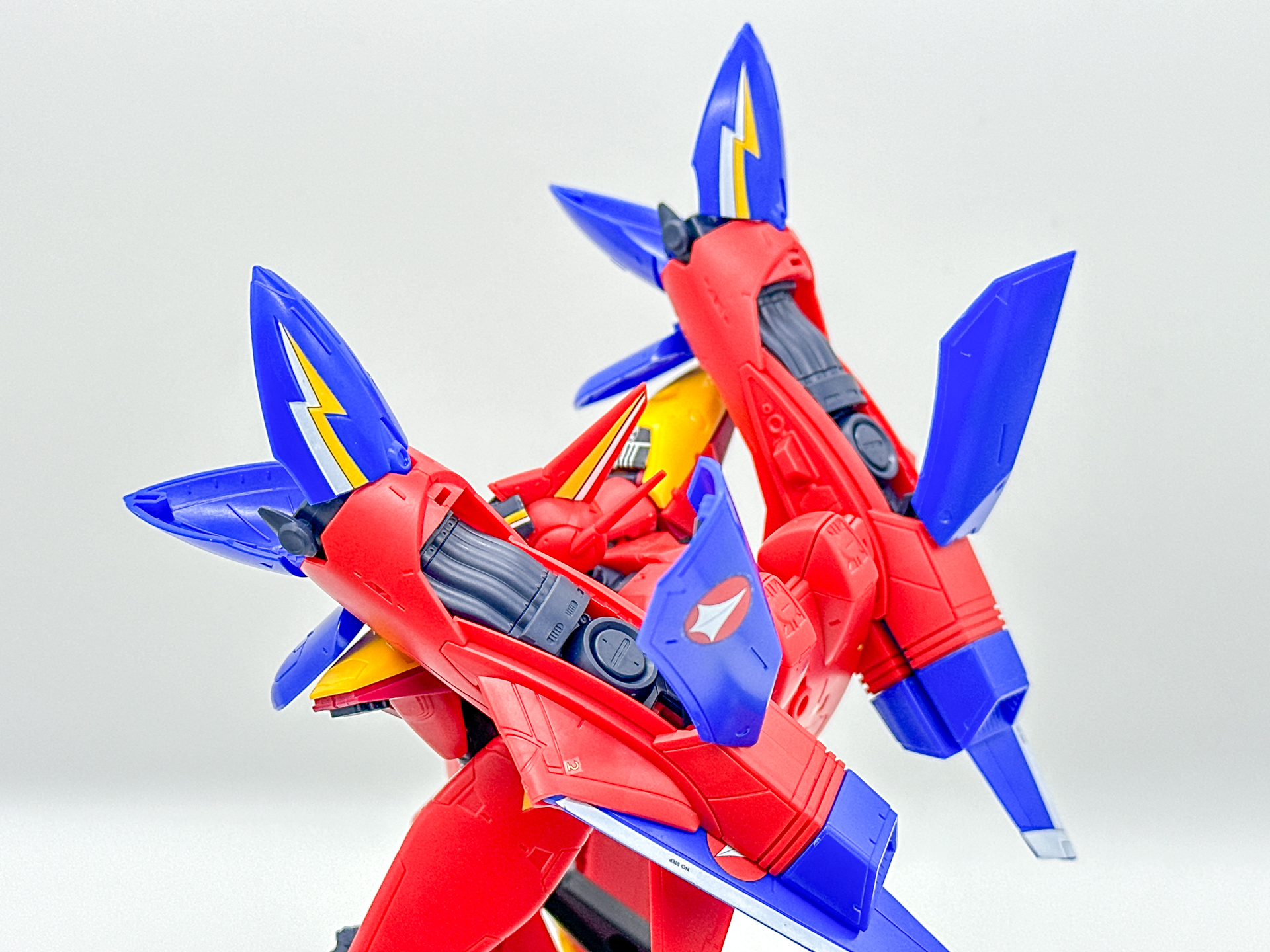 背面のアップ。展開した装甲から見える内部構造は成型色による色分けとなっています。