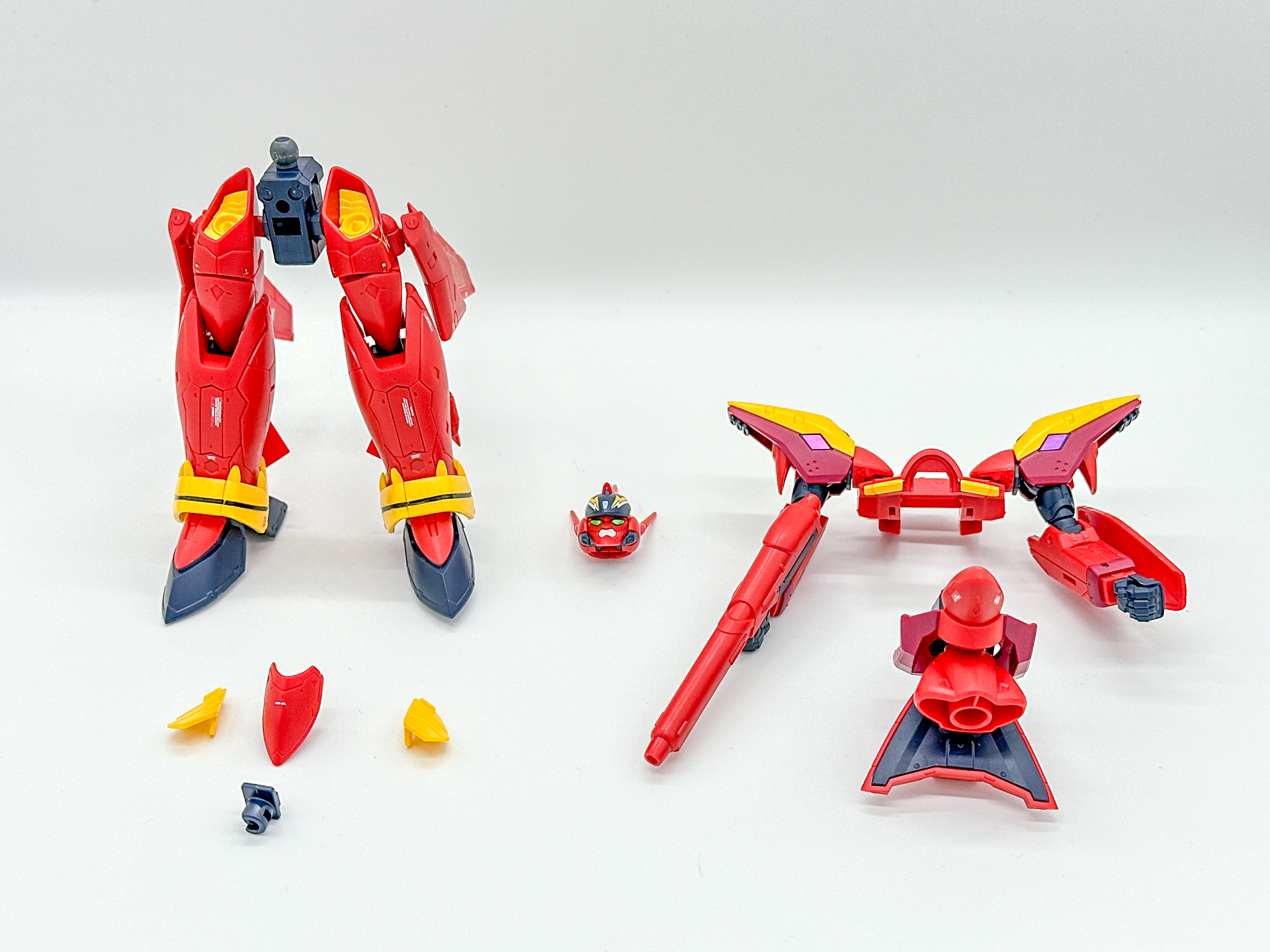 最初にバトロイドを分解します。この際、頭部パーツ、腹部パーツ、エアインテークカバー、スタンドパーツジョイントは余りパーツとなります。