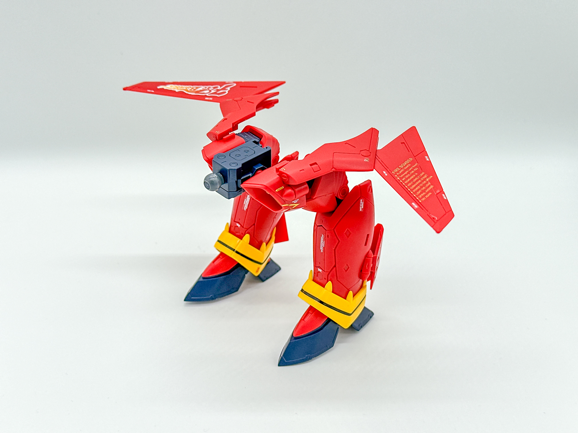 大腿部に接続された主翼を展開し、下半身の変形は完了です。