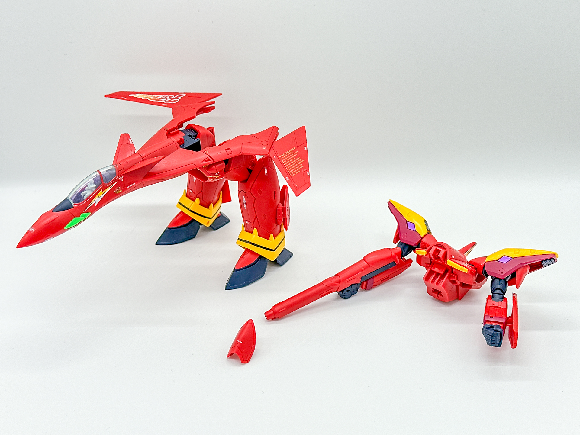 変形させた下半身、上半身、腰部装甲を合体させてガウォーク形態へ変形完了です。