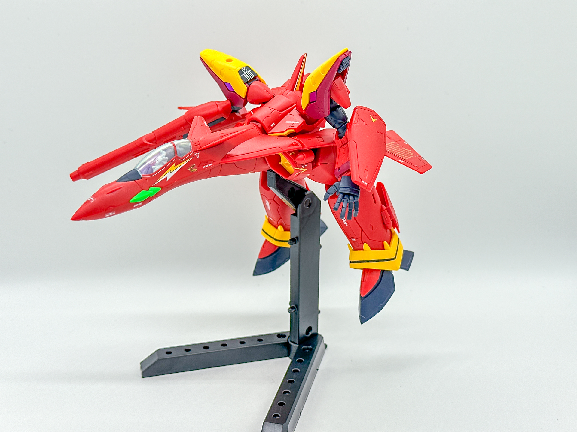 スタンドパーツを使用して少しポーズをつけてみました。ガウォーク形態では特に大きな可動は難しいようです。