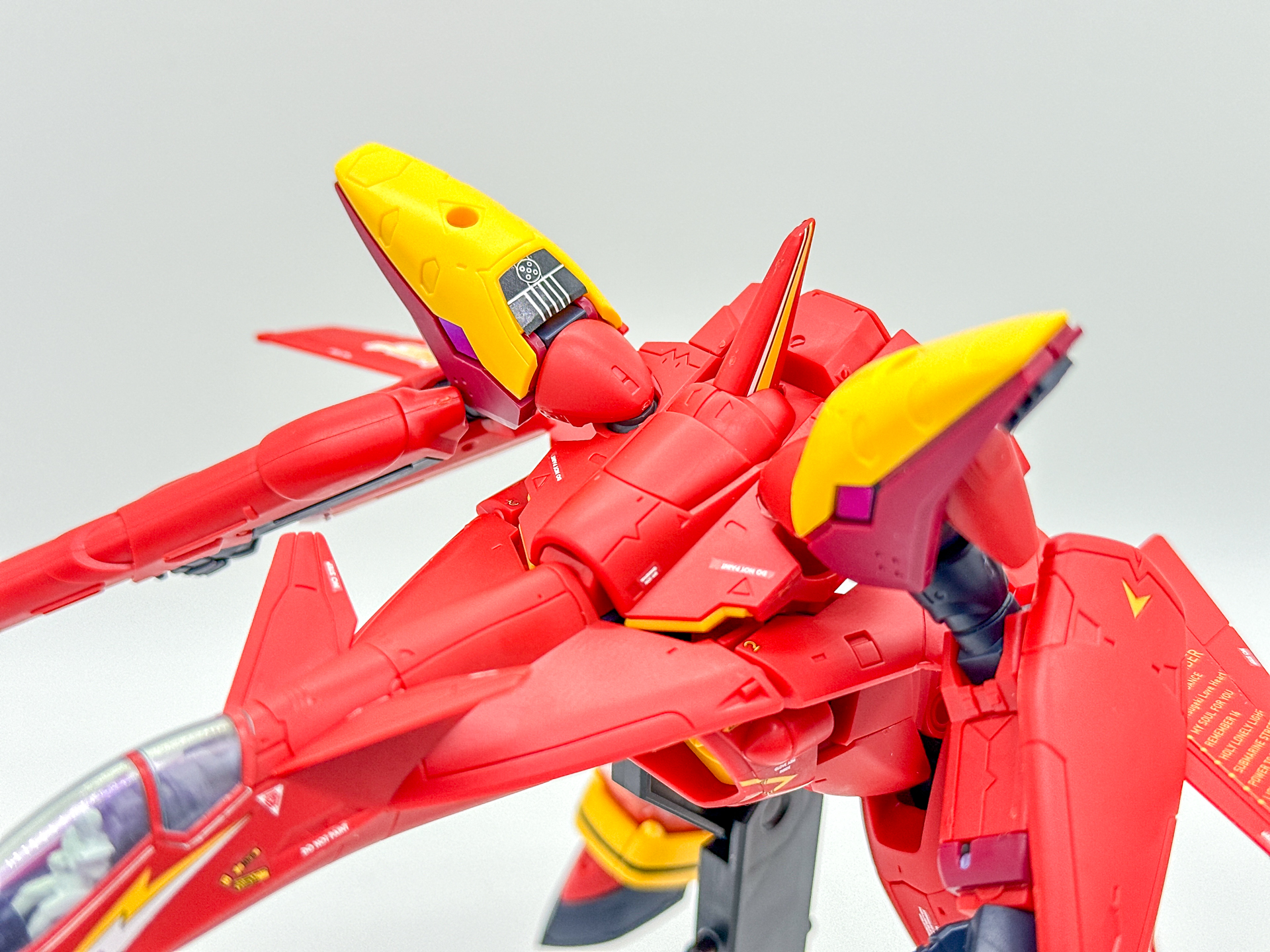 ガウォーク時上部のアップ。差し替えにて頭部収納を再現しています。