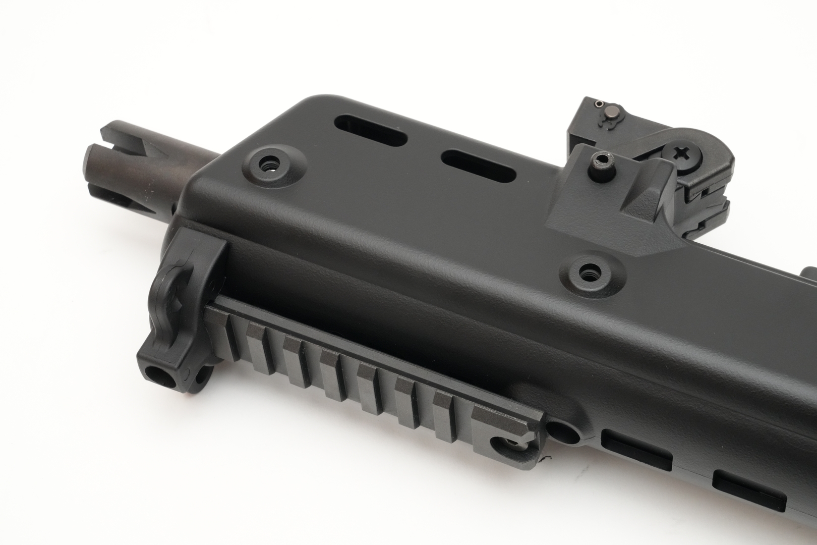 ハンドガード下部には7スロットの20mmレールを用意