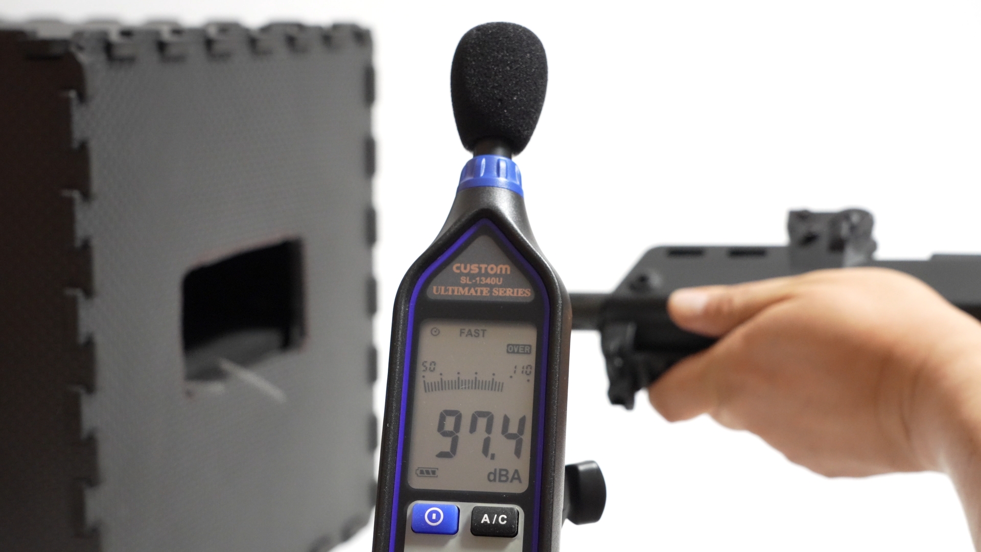 フルオート発射時の動作音は97.4～98.7dBA