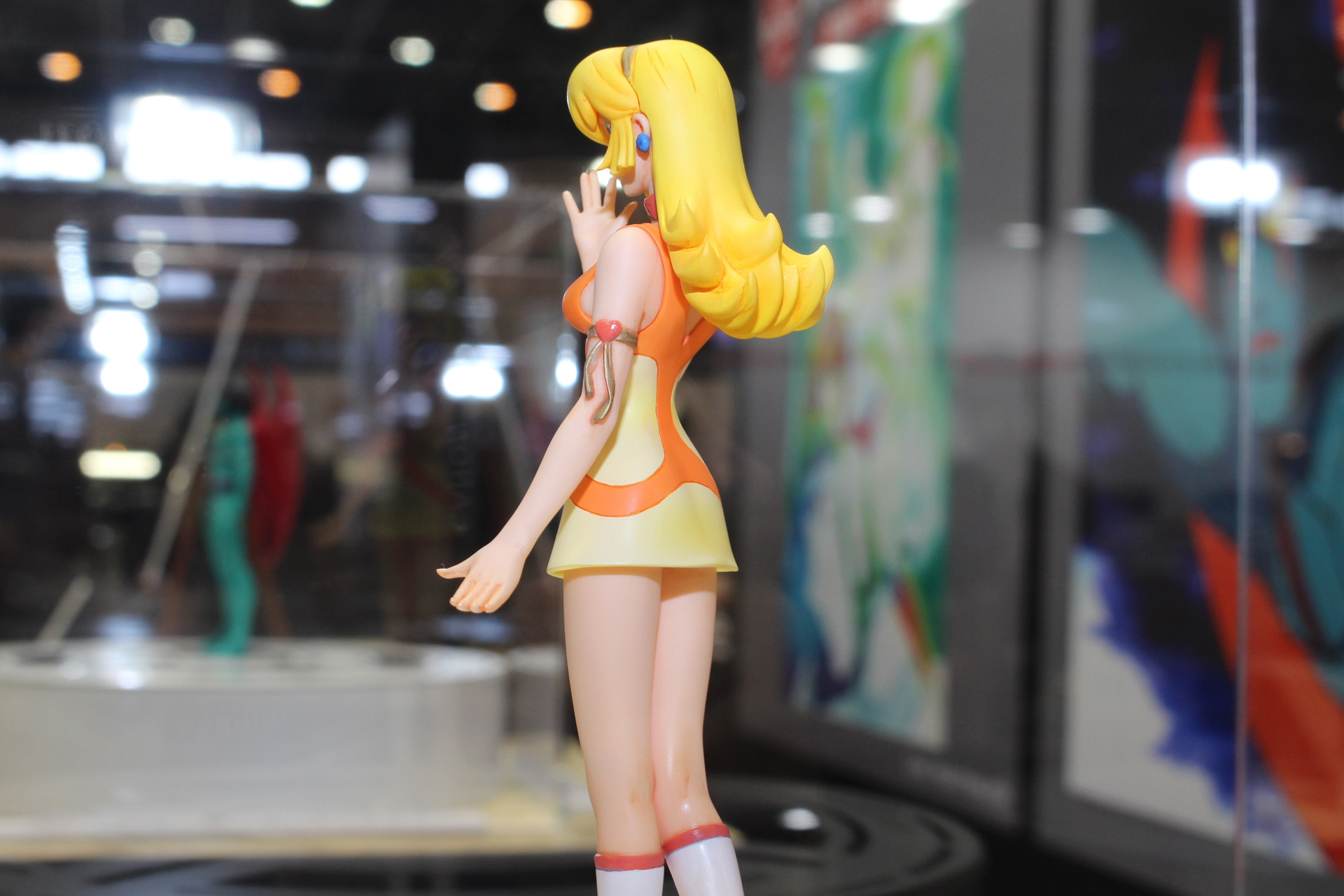 2月に発売された「キューティーハニー」に続く、変身前のハニーを立体化。ミニスカワンピース姿がまぶしい。特徴的な後ろ髪の形も再現している
