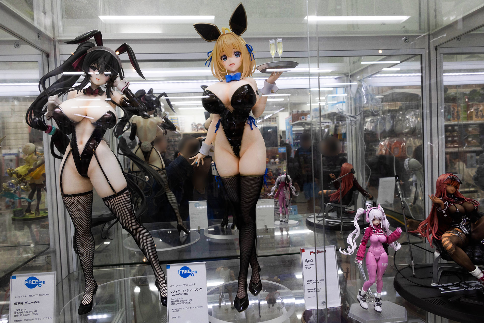 フィギュアの素材はプラスチックで、全高は約450mmだ