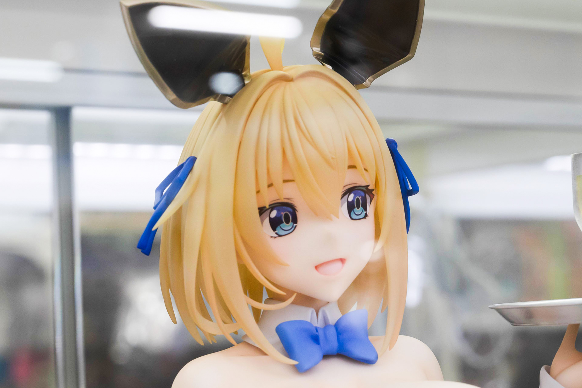 金髪に青いリボンがよく似合う