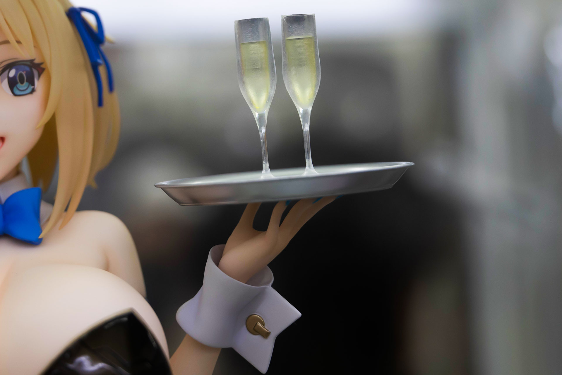 シャンパングラスを手に持っているところもおしゃれだ