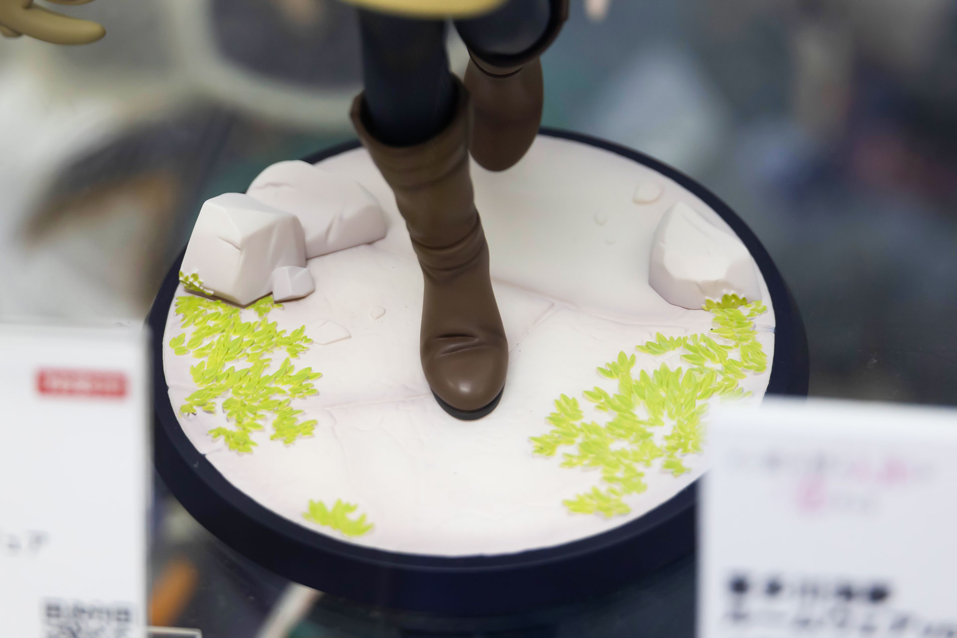 台座部分は石畳に草が茂った状態で再現されている
